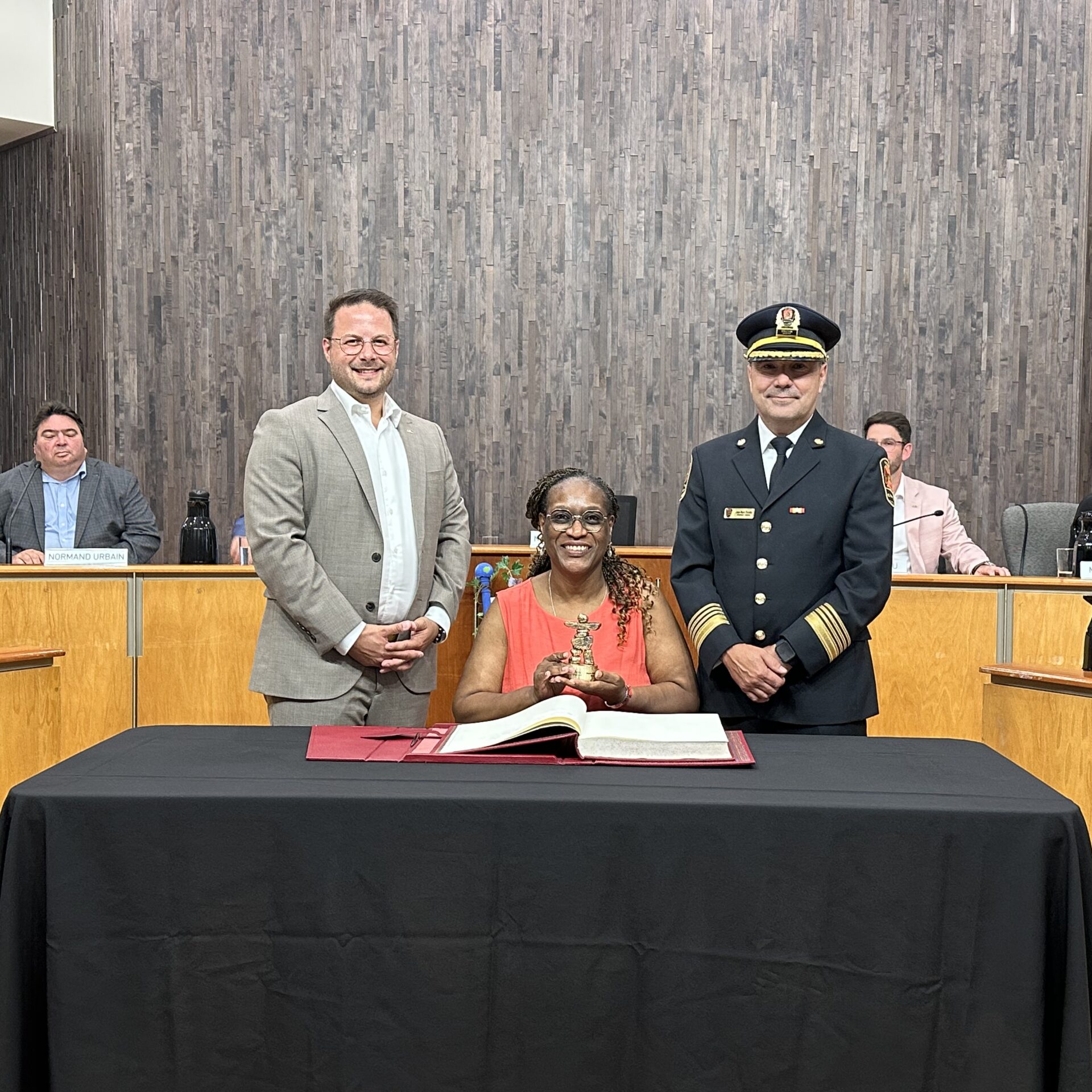 Le conseil municipal a honoré Marie-Rollande Rhau pour son courage exceptionnel.