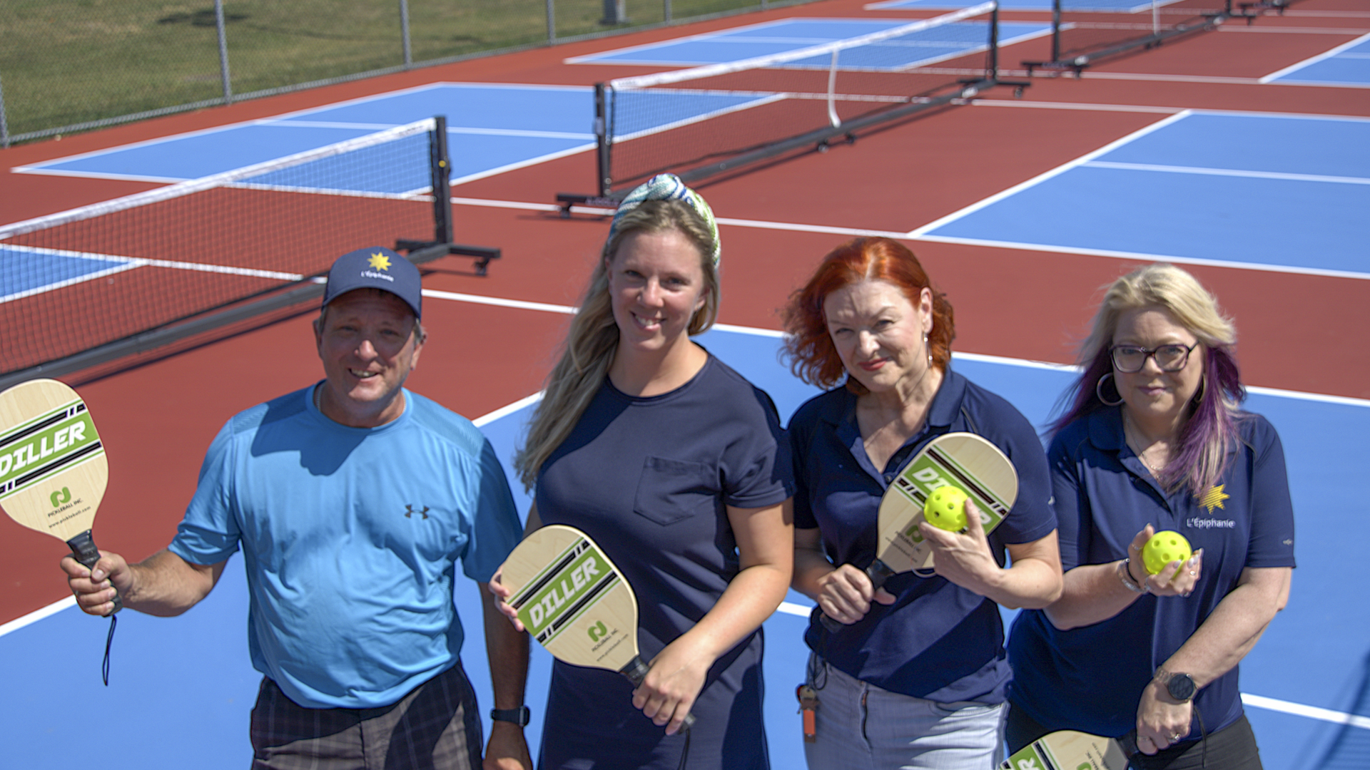 Des conseillers municipaux ont inauguré les nouveaux terrains de pickleball en compagnie de la directrice des loisirs, Karoline Desrosiers. (Photo gracieuseté - Ville de L'Épiphanie)