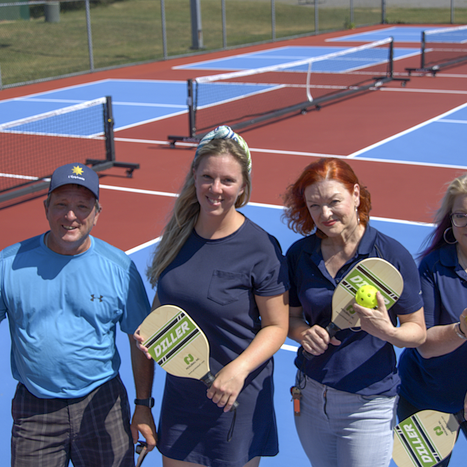 Des conseillers municipaux ont inauguré les nouveaux terrains de pickleball en compagnie de la directrice des loisirs, Karoline Desrosiers. (Photo gracieuseté - Ville de L'Épiphanie)