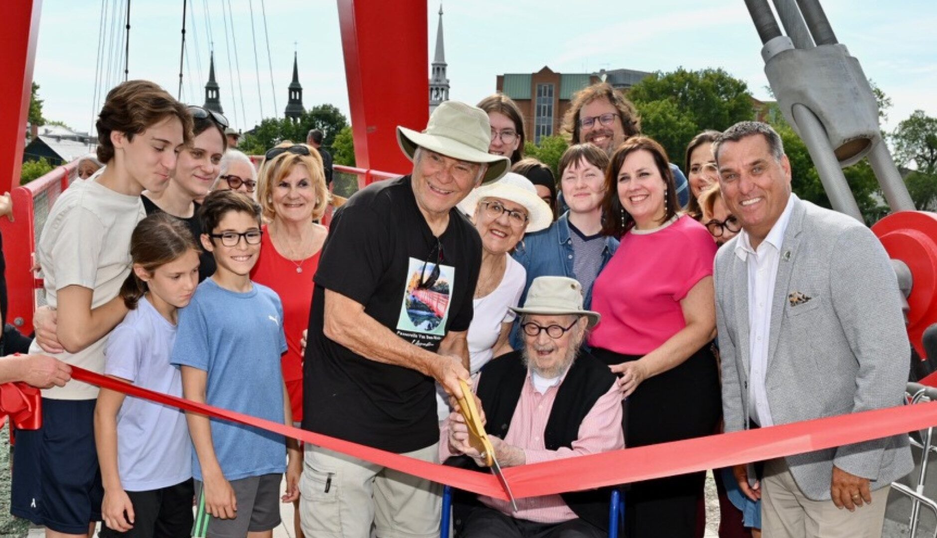 Philippe Richard, Frans Van Dun et leurs familles ainsi que plusieurs dignitaires se sont rassemblés pour souligner ce moment marquant de l’histoire assomptionniste. (Photo gracieuseté - Ville de L'Assomption)