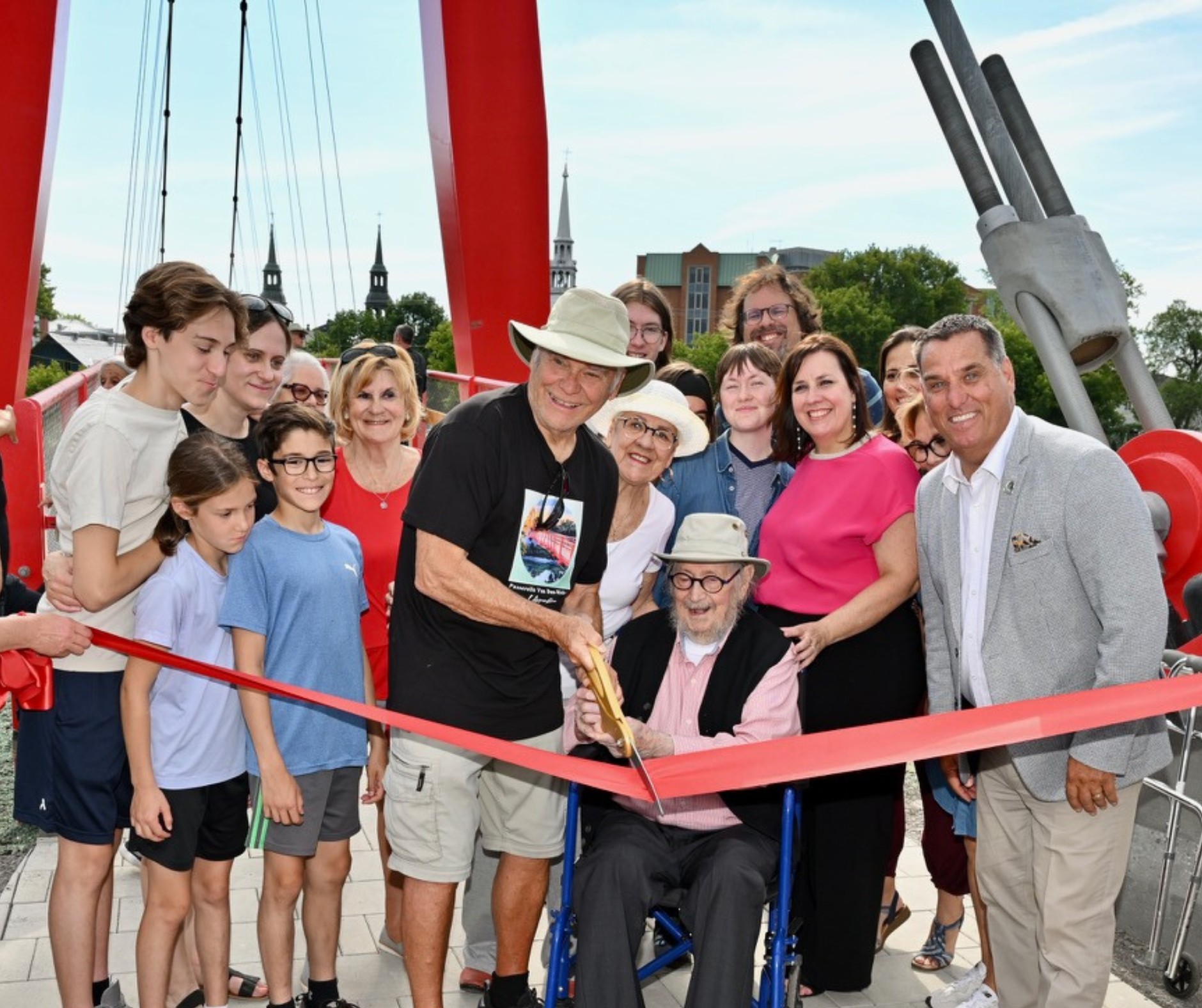 Philippe Richard, Frans Van Dun et leurs familles ainsi que plusieurs dignitaires se sont rassemblés pour souligner ce moment marquant de l’histoire assomptionniste. (Photo gracieuseté - Ville de L'Assomption)