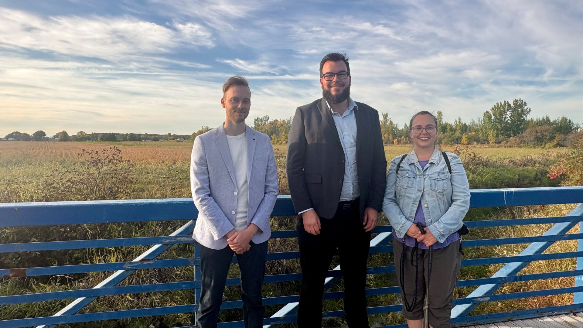 Au centre, le porte-parole du groupe, Francis Charbonneau-Majeau, en compagnie de Jean-François et Jovie, deux citoyens impliqués dans les mobilisations. 
(Photo Médialo – Marie-Christine Gaudreau)