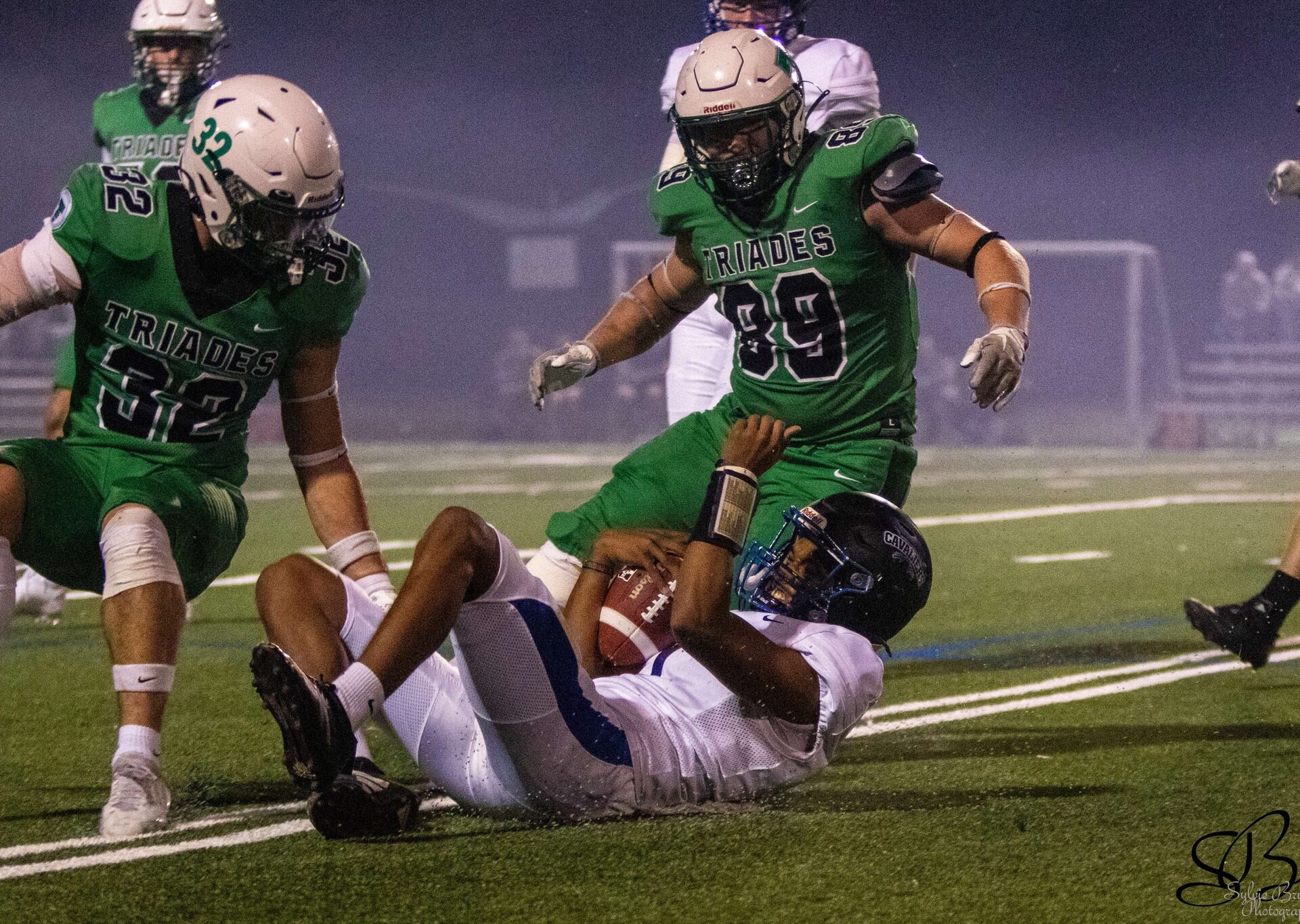 Au début du quatrième quart, l'intensité est montée d’un cran. Lucas Thibault (#88) a inscrit un touché qui portait l’avance des Triades à 33-25. Photo gracieuseté - Sylvie Bruneau photographe.