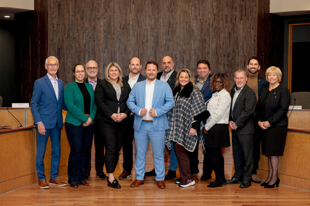 Réélu pour un second mandat, le maire Nicolas Dufour poursuivra ainsi le travail amorcé au cours des quatre dernières années, entouré d’une équipe largement reconduite. Photo gracieuseté.