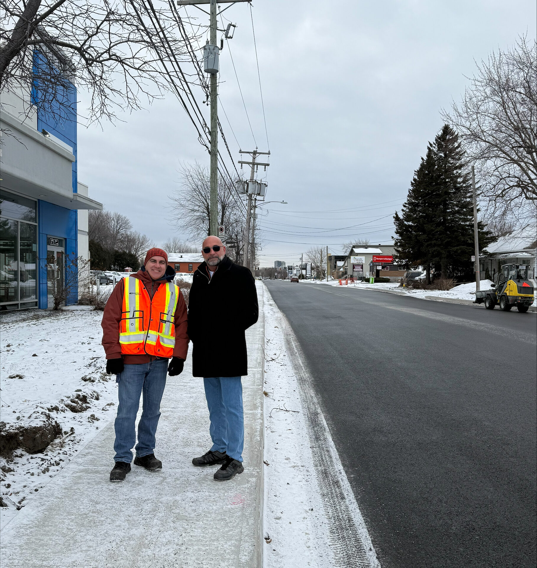 Luc Rhéaume, conseiller municipal, district 4 – Du Fleuve en compagnie d’Éric Garand, technicien du Service de la gestion des infrastructures et des eaux de la Ville de Repentigny. (Photo gracieuseté)