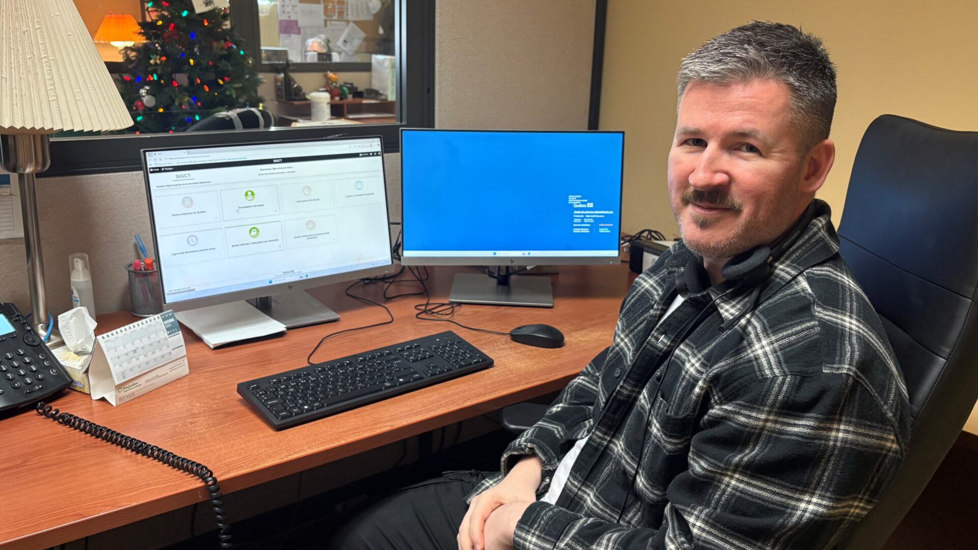 Marc-Antoine Henri est infirmier depuis près de 17 ans. Il répond à la population à la centrale d'Info-Santé Lanaudière depuis sept ans maintenant. (Photo Médialo - Marie-Christine Gaudreau)