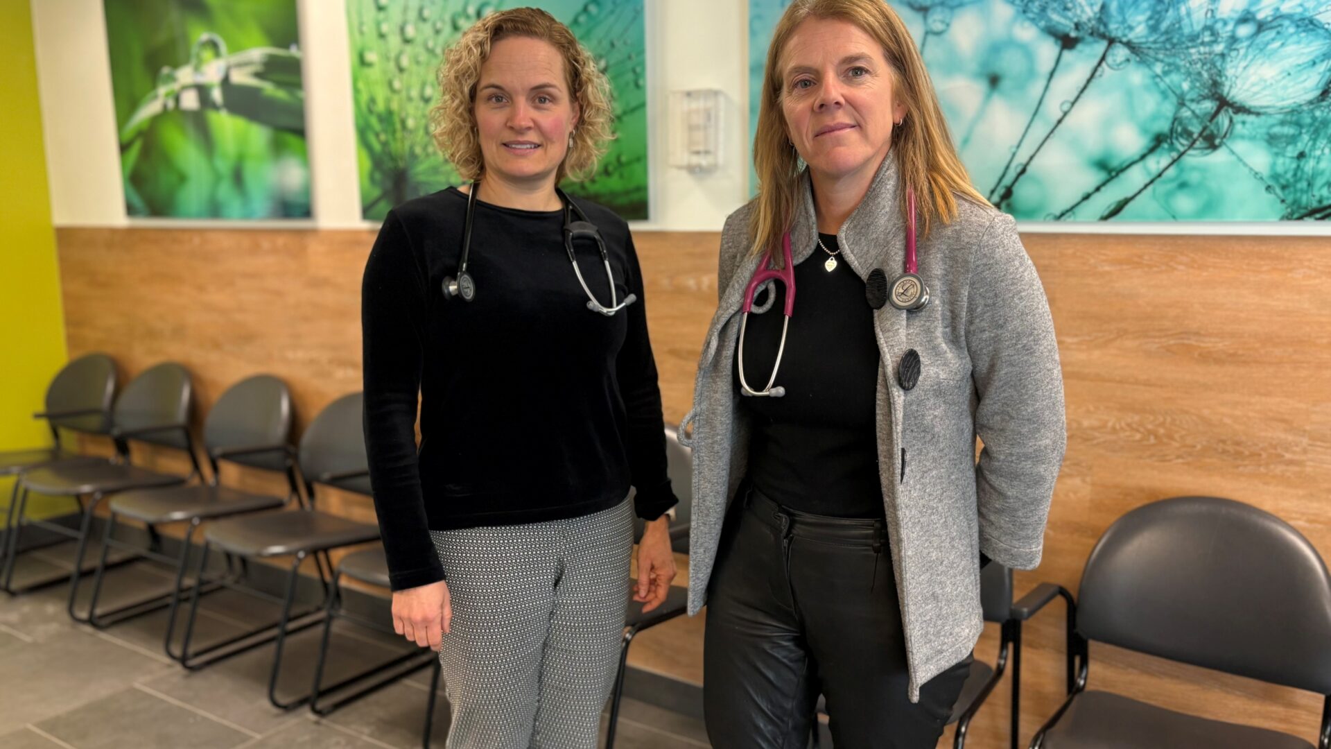 Dre Jolaine Sarrazin et Dre Annie Rivest cumulent respectivement 23 ans et 28 ans de pratique en médecine familiale. (Photo Médialo - Marie-Christine Gaudreau)