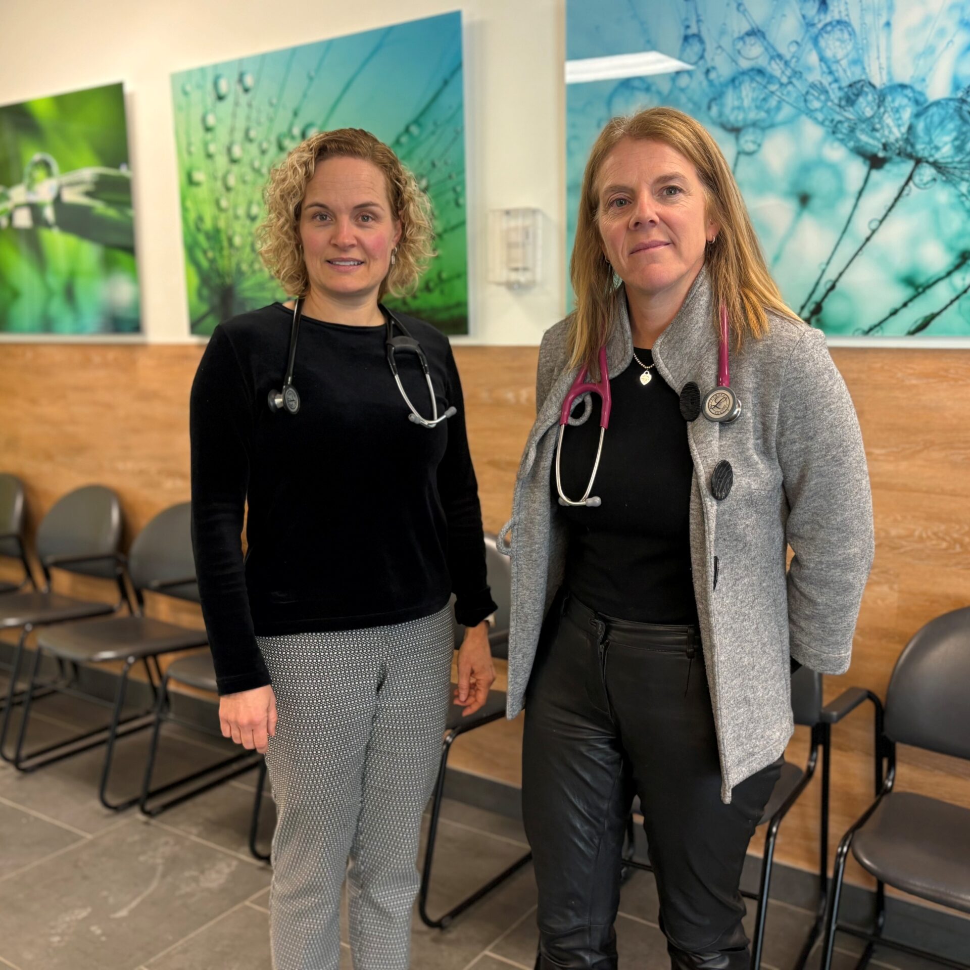Dre Jolaine Sarrazin et Dre Annie Rivest cumulent respectivement 23 ans et 28 ans de pratique en médecine familiale. (Photo Médialo - Marie-Christine Gaudreau)