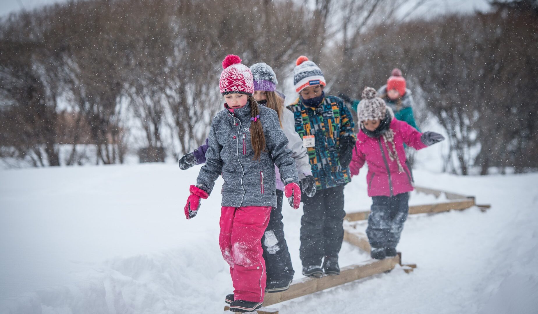 :Les festivaliers seront plongés dans une atmosphère inspirée du Far West, avec des installations thématiques. 