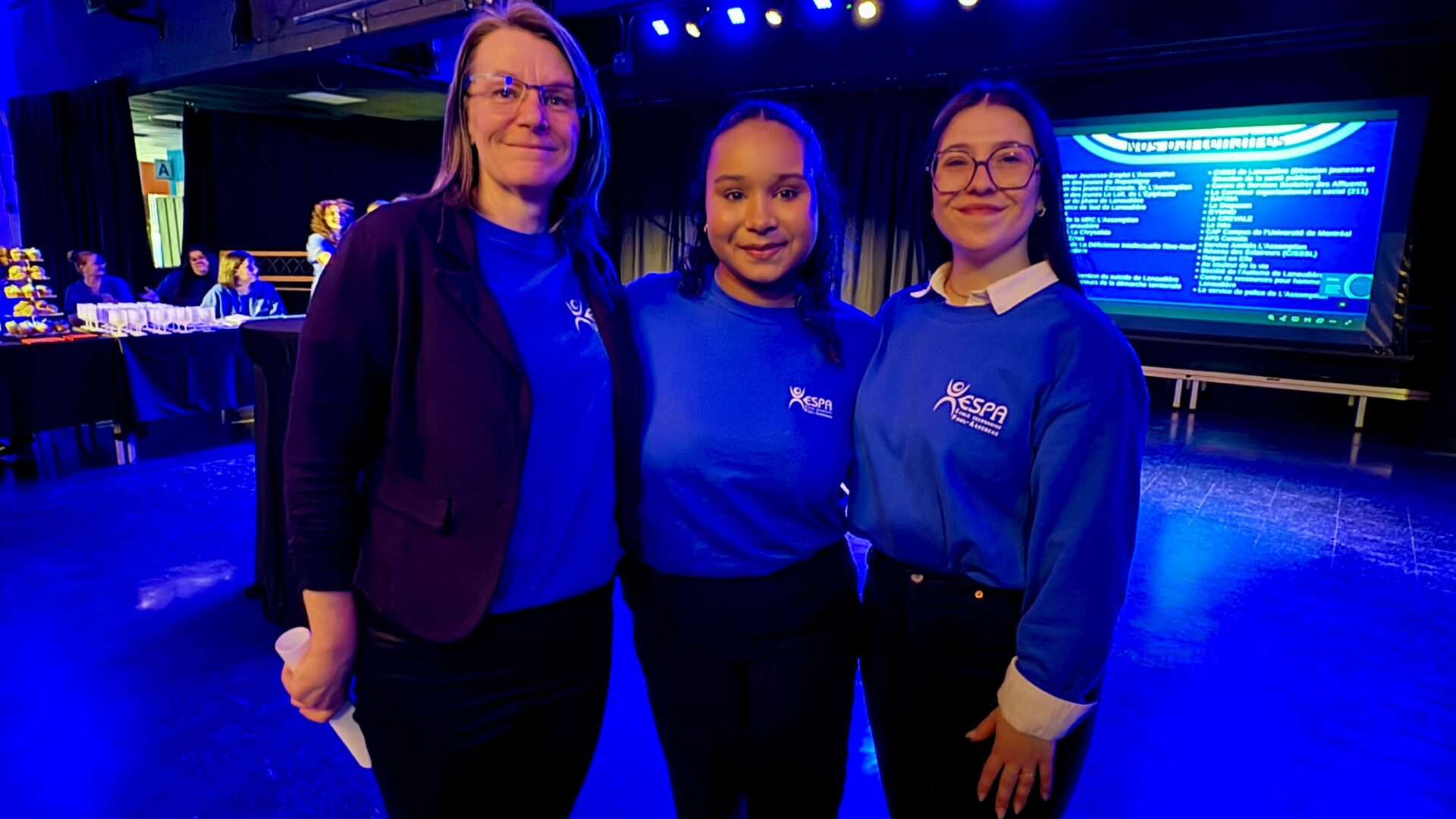 Annick Perreault, éducatrice spécialisée; Lexie, paire aidante; et Samanta Shooner Guertin, intervenante pivot. 
(Photo Médialo – Marie-Christine Gaudreau)