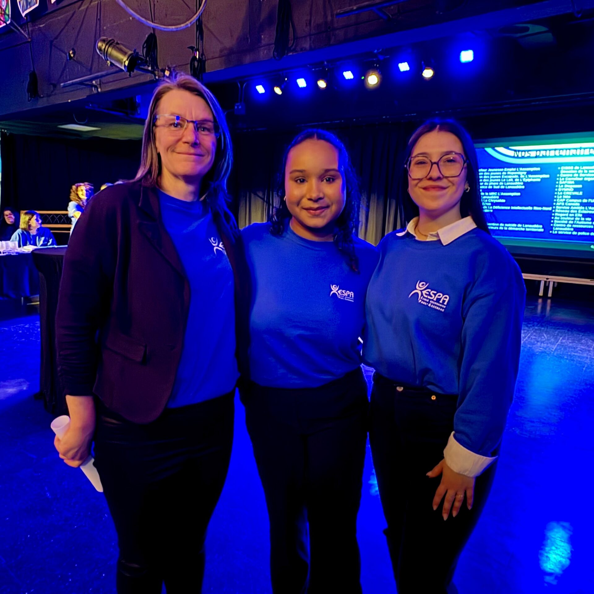 Annick Perreault, éducatrice spécialisée; Lexie, paire aidante; et Samanta Shooner Guertin, intervenante pivot. 
(Photo Médialo – Marie-Christine Gaudreau)