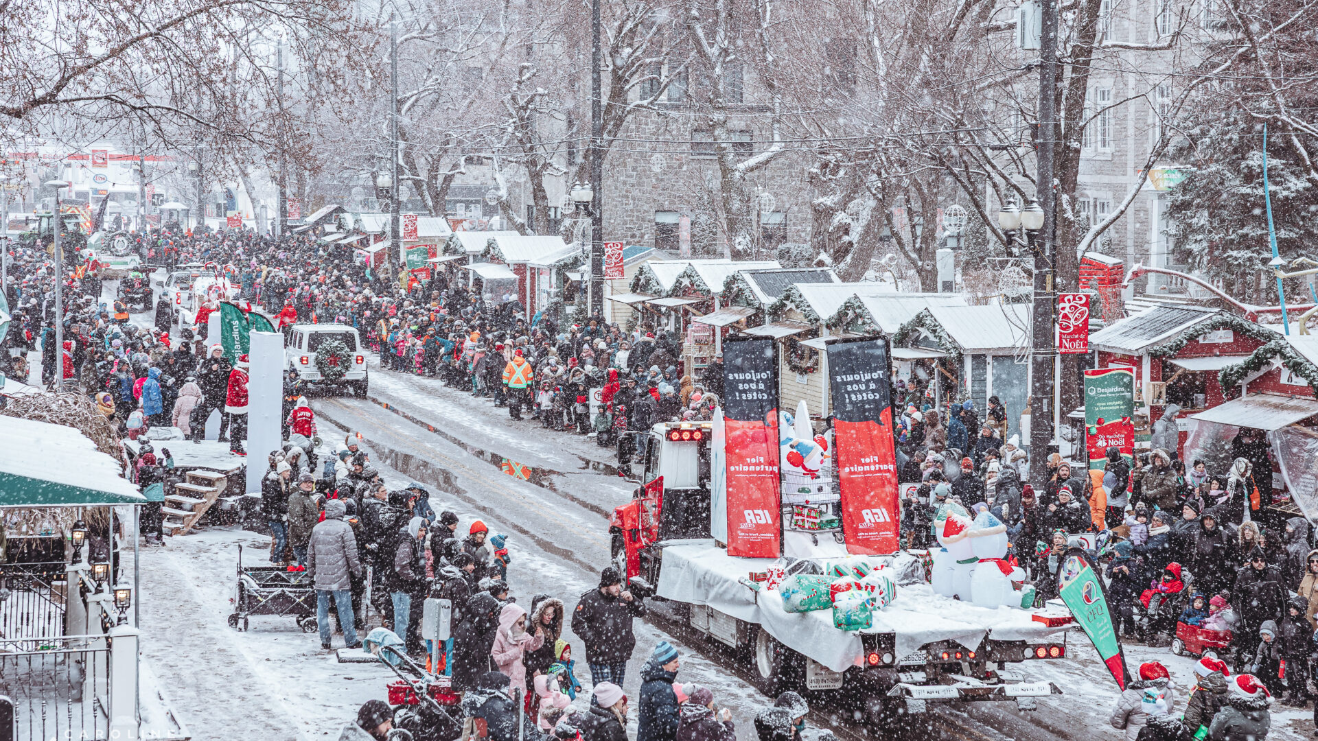 Le défilé du père Noël a amené un achalandage record au Marché de Noël, le 6 décembre. (Photo gracieuseté)
