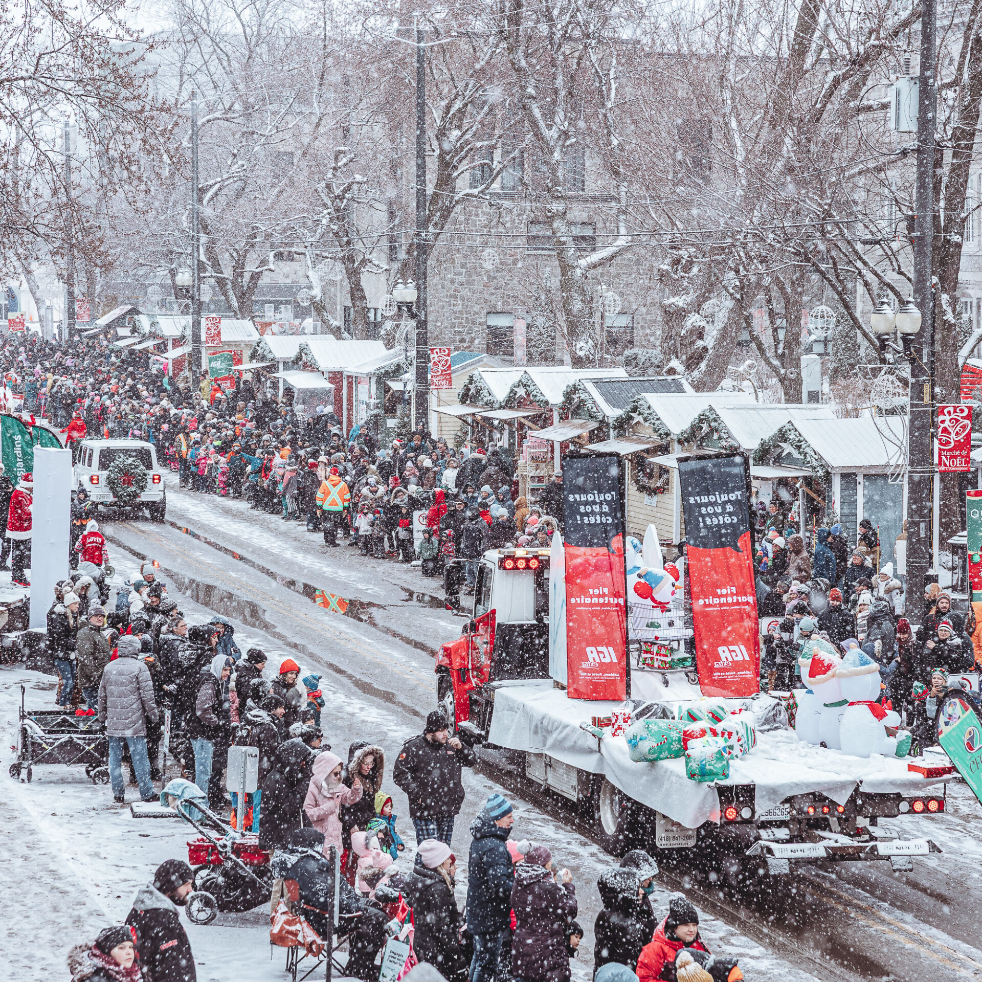Le défilé du père Noël a amené un achalandage record au Marché de Noël, le 6 décembre. (Photo gracieuseté)