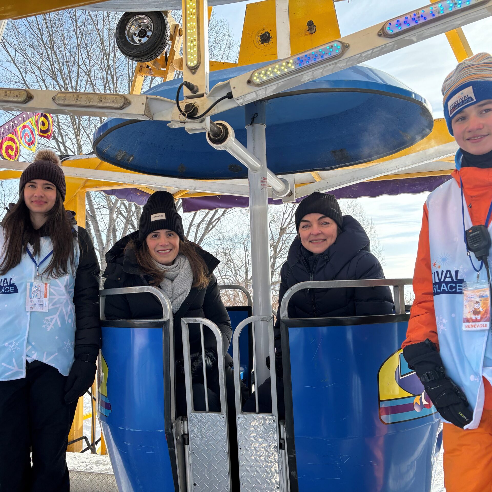 Christine Fréchette, et de la ministre de l’Emploi et députée de Repentigny, Pascale Déry, qui sont venues rencontrer la population. Photo Médialo Pierre Chartier.