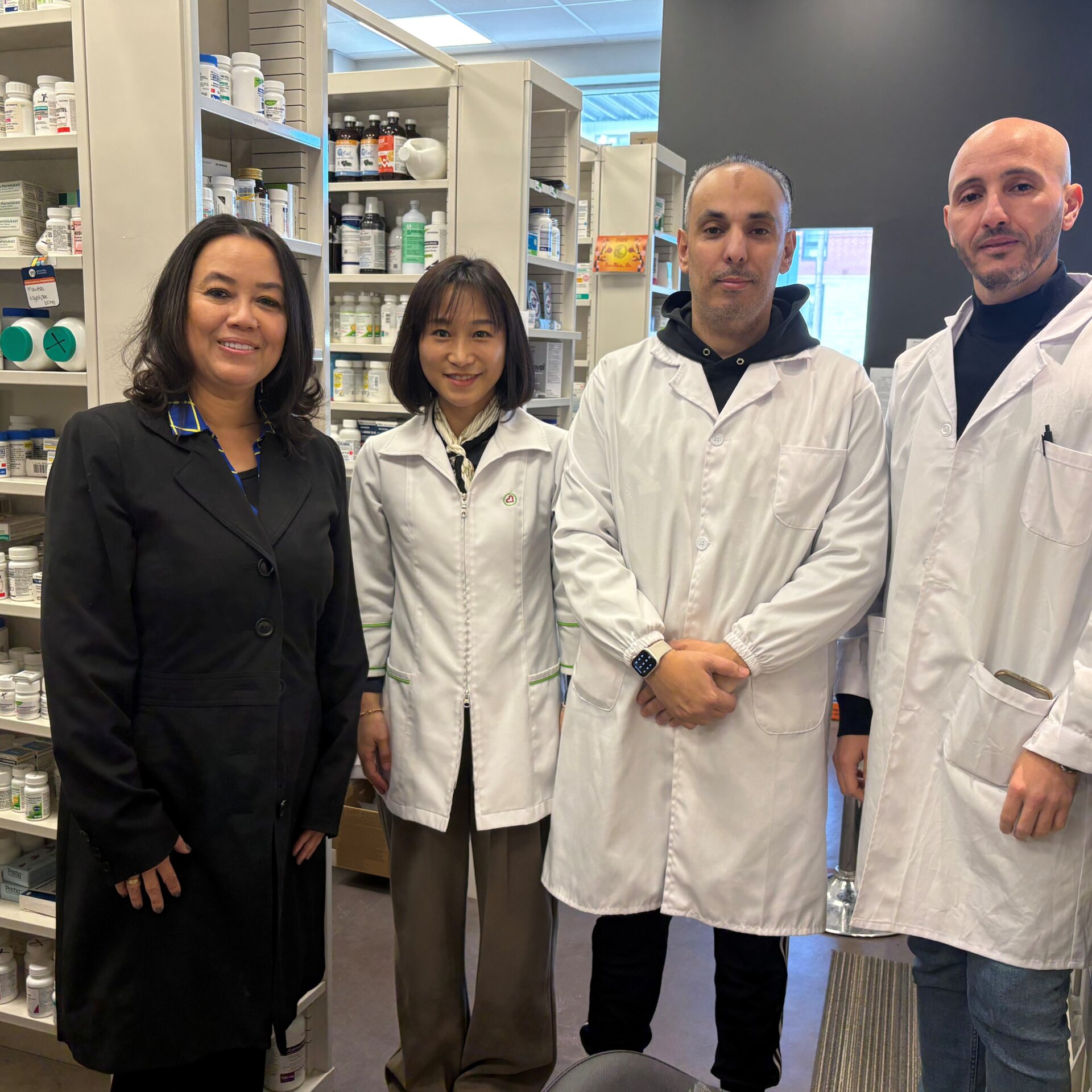 Thina Nguyen, pharmacienne propriétaire, et Olivia Yun, pharmacienne, en compagnie de Issam Djebbi et Adam Koudache, assistants techniques en pharmacie. (Photo Médialo - Marie-Christine Gaudreau)