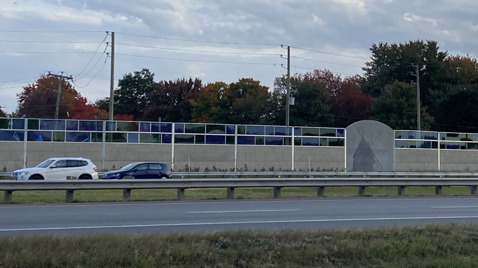 Rappelons que la première phase du mur antibruit, située du côté sud de l’autoroute 40 . Photo gracieuseté.