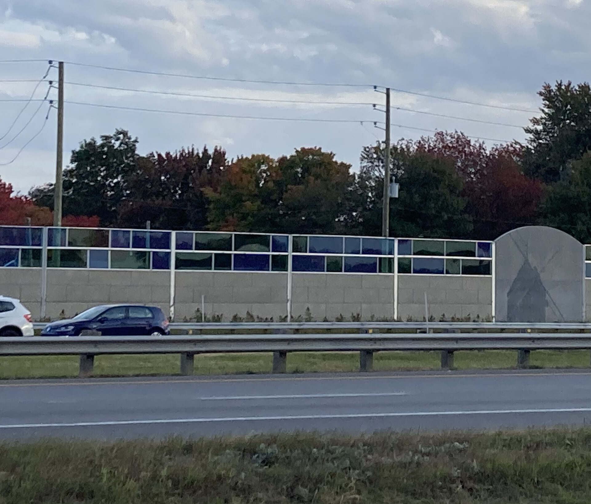 Rappelons que la première phase du mur antibruit, située du côté sud de l’autoroute 40 . Photo gracieuseté.