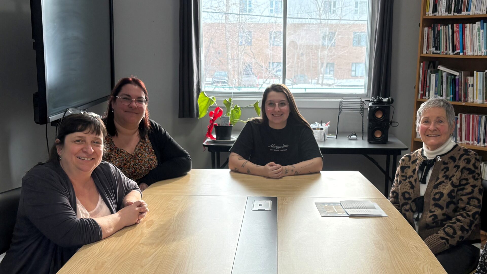 Manon Lévesque et Marie-Pier Juneau, intervenantes et co-gestionnaires; Aube Gagné, stagiaire; et Thérèse Gravel, membre et présidente du CA.  (Photo Médialo - Marie-Christine Gaudreau)
