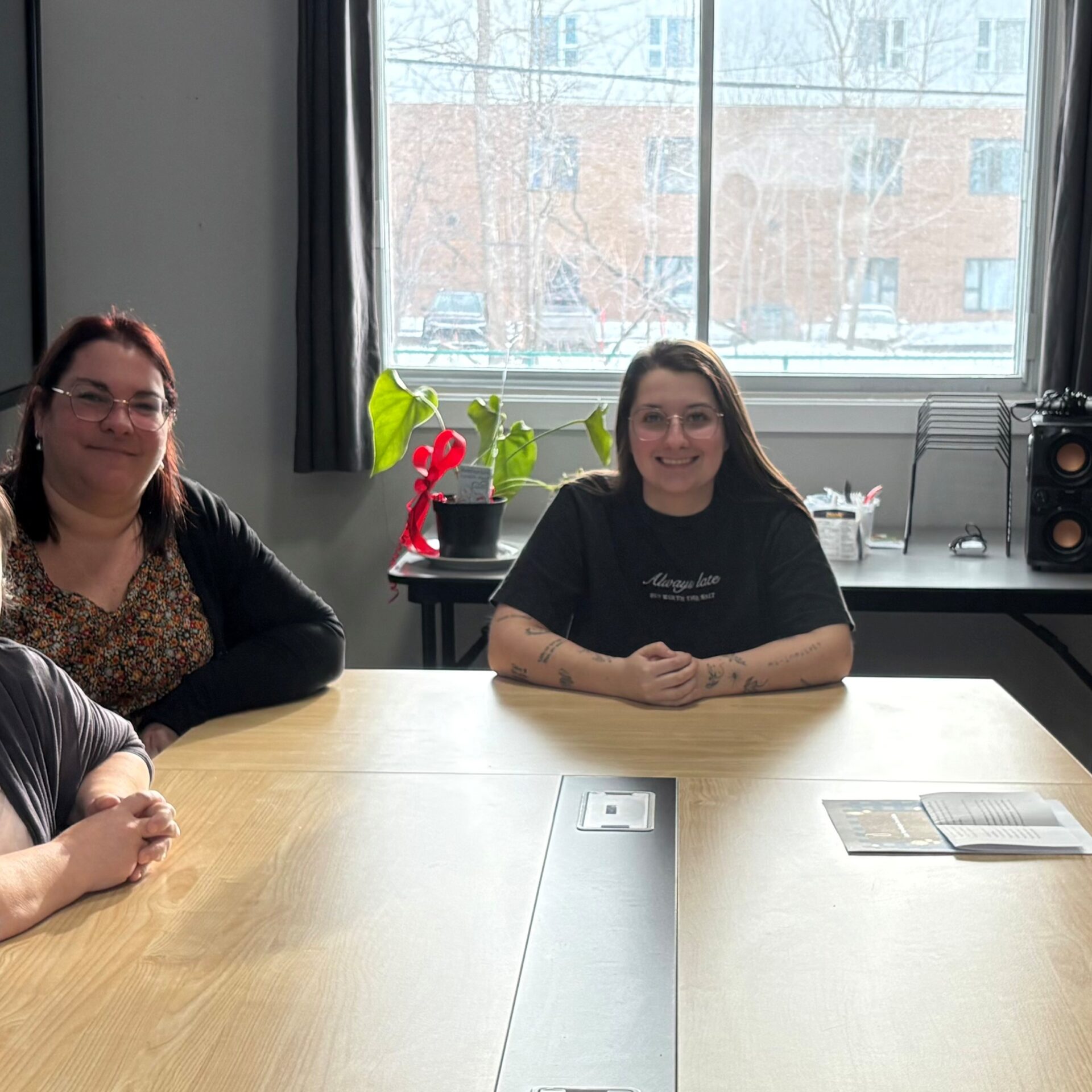 Manon Lévesque et Marie-Pier Juneau, intervenantes et co-gestionnaires; Aube Gagné, stagiaire; et Thérèse Gravel, membre et présidente du CA.  (Photo Médialo - Marie-Christine Gaudreau)