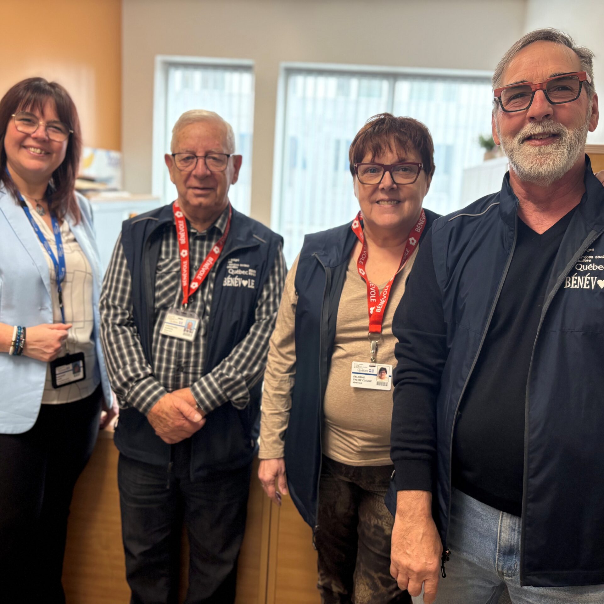 Renée Rancourt, cheffe de service; Gabriel Chouinard, Sylvie Claude Delorme et Ronald Gauthier, bénévoles. (Photo Médialo - Marie-Christine Gaudreau)