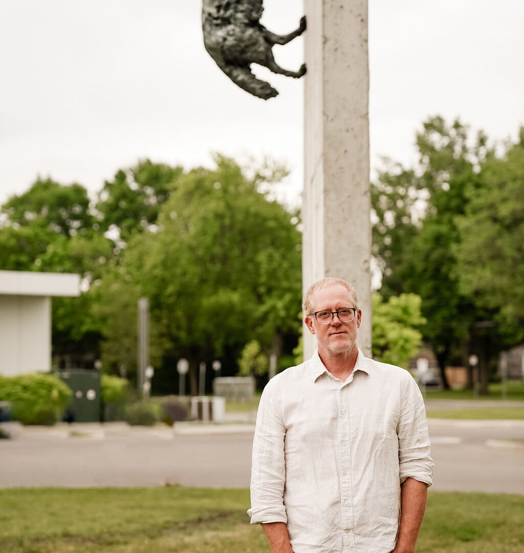 Marc Séguin devant sa sculpture Louve Solstice à l'Espace culturel de Repentigny. Photo gracieuseté