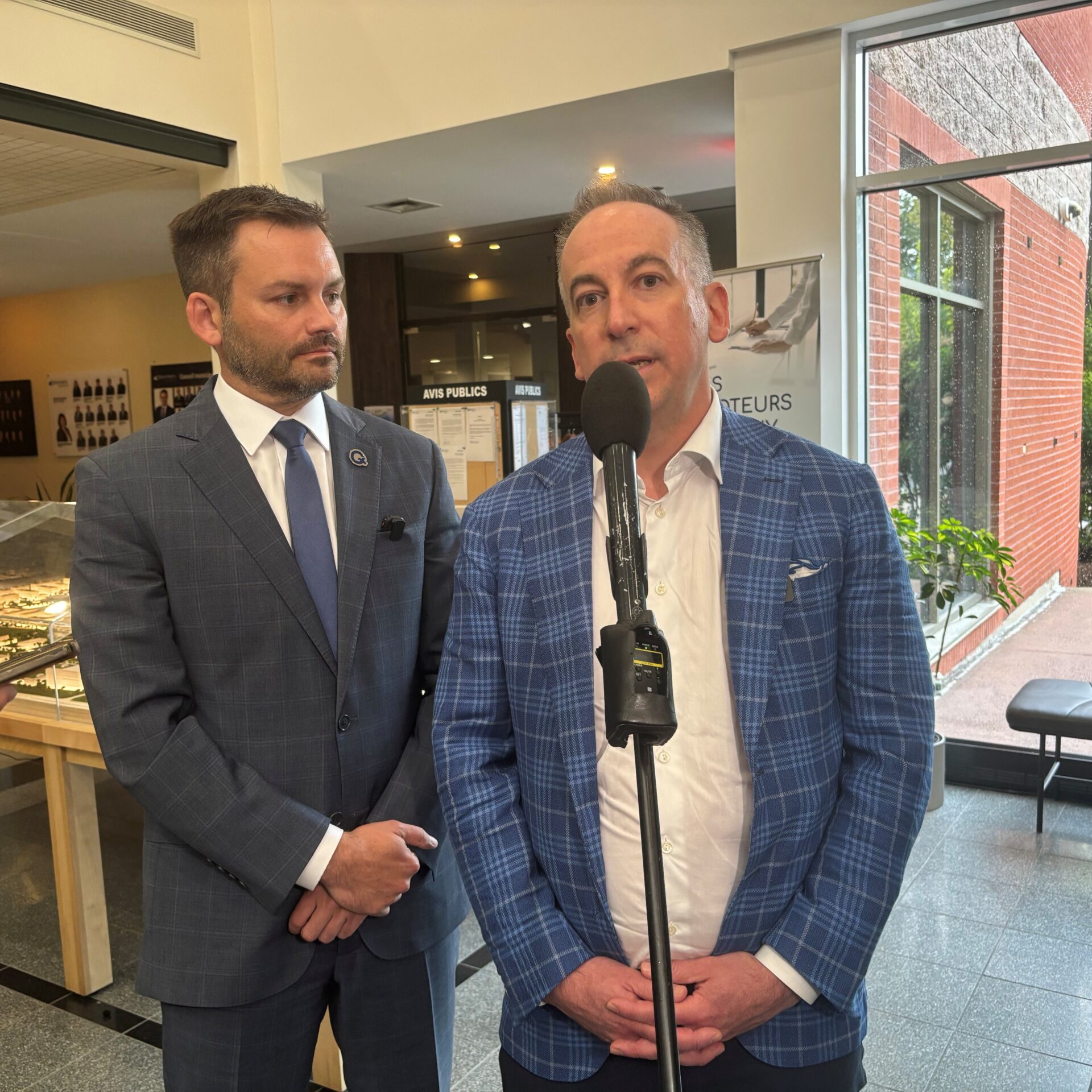 Nicolas Girard et Paul St-Pierre Plamondon chef du PQ. Photo Médialo Pierre Chartier.