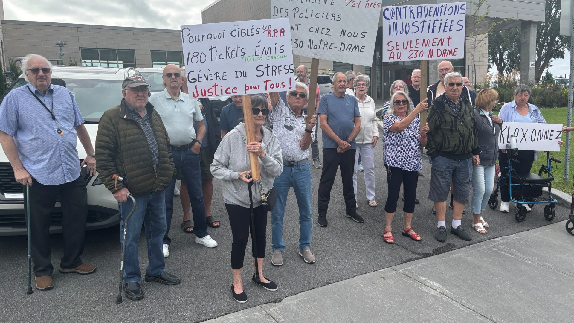 Une trentaine de résidents ont manifesté. Photo Médialo Pierre Chartier.