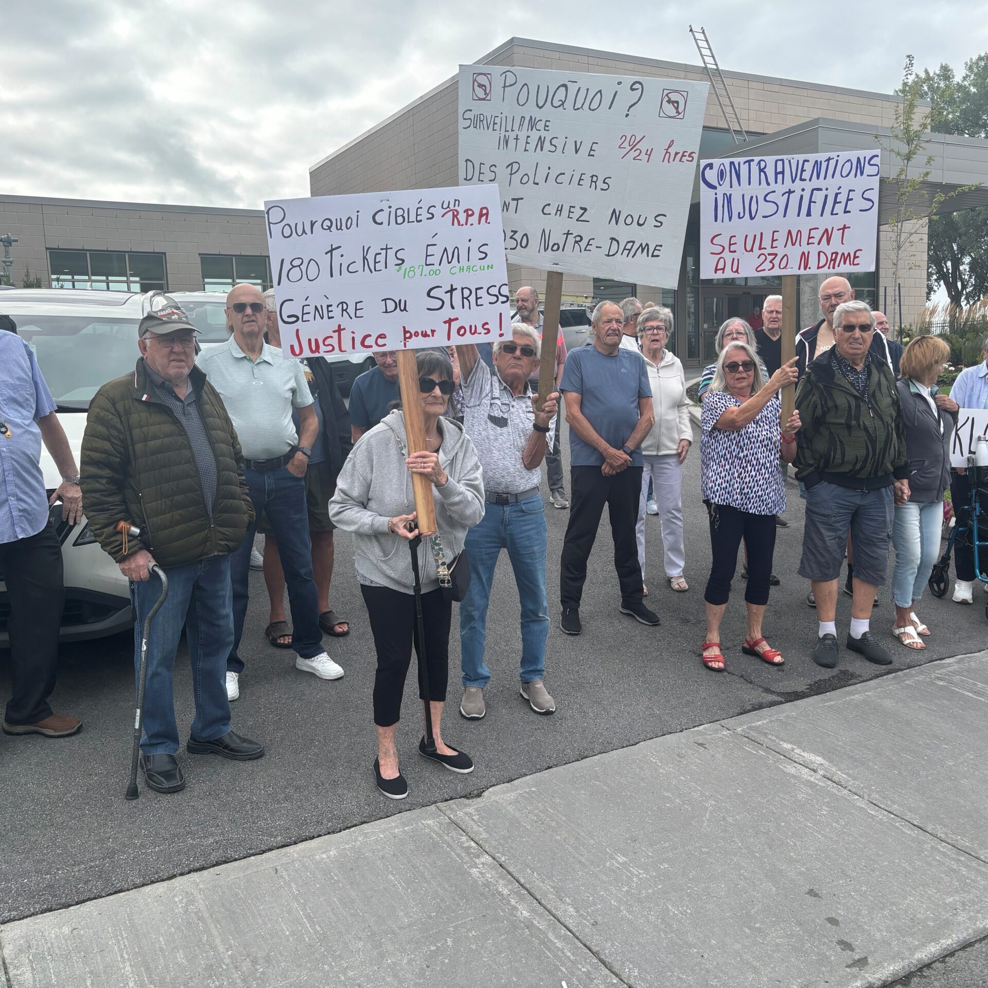 Une trentaine de résidents ont manifesté. Photo Médialo Pierre Chartier.