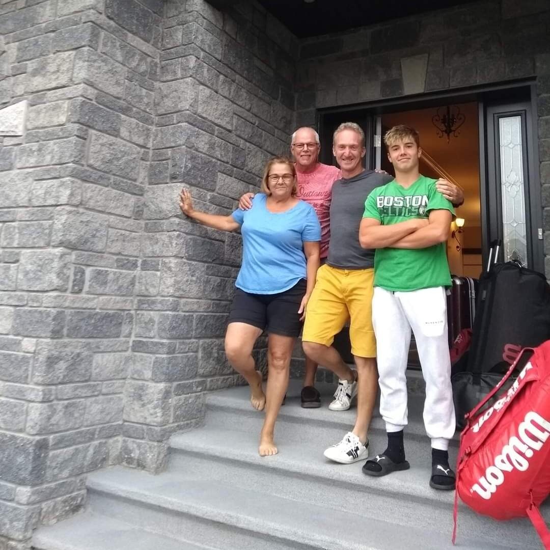 , Arthur Fery, débarque avec son entraîneur, Benoit Foucher, pour passer la semaine chez la famille d’accueil de madame Leduc.  Photo gracieuseté.