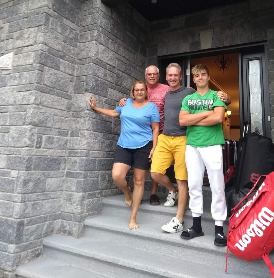 , Arthur Fery, débarque avec son entraîneur, Benoit Foucher, pour passer la semaine chez la famille d’accueil de madame Leduc.  Photo gracieuseté.
