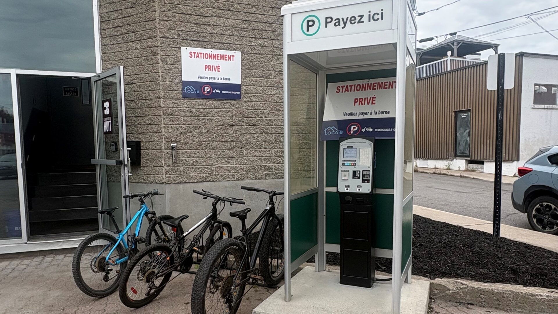 Le paiement du stationnement s'effectuera au moyen de l'application Copilote+. Deux bornes de paiement seront également disponibles au Théâtre Hector-Charland et derrière et le restaurant Le Coup Monté. (Photo Médialo - Marie-Christine Gaudreau)