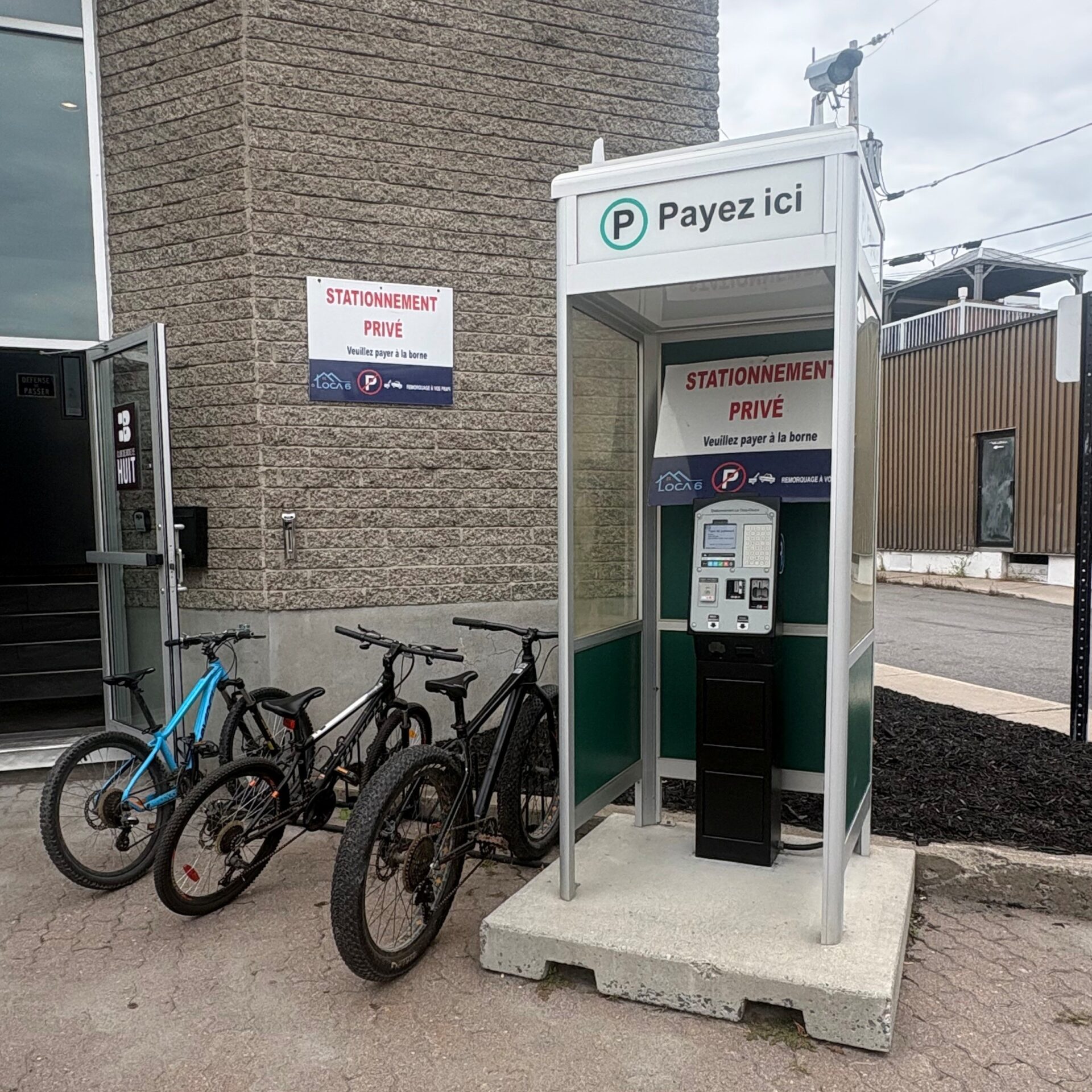 Le paiement du stationnement s'effectuera au moyen de l'application Copilote+. Deux bornes de paiement seront également disponibles au Théâtre Hector-Charland et derrière et le restaurant Le Coup Monté. (Photo Médialo - Marie-Christine Gaudreau)