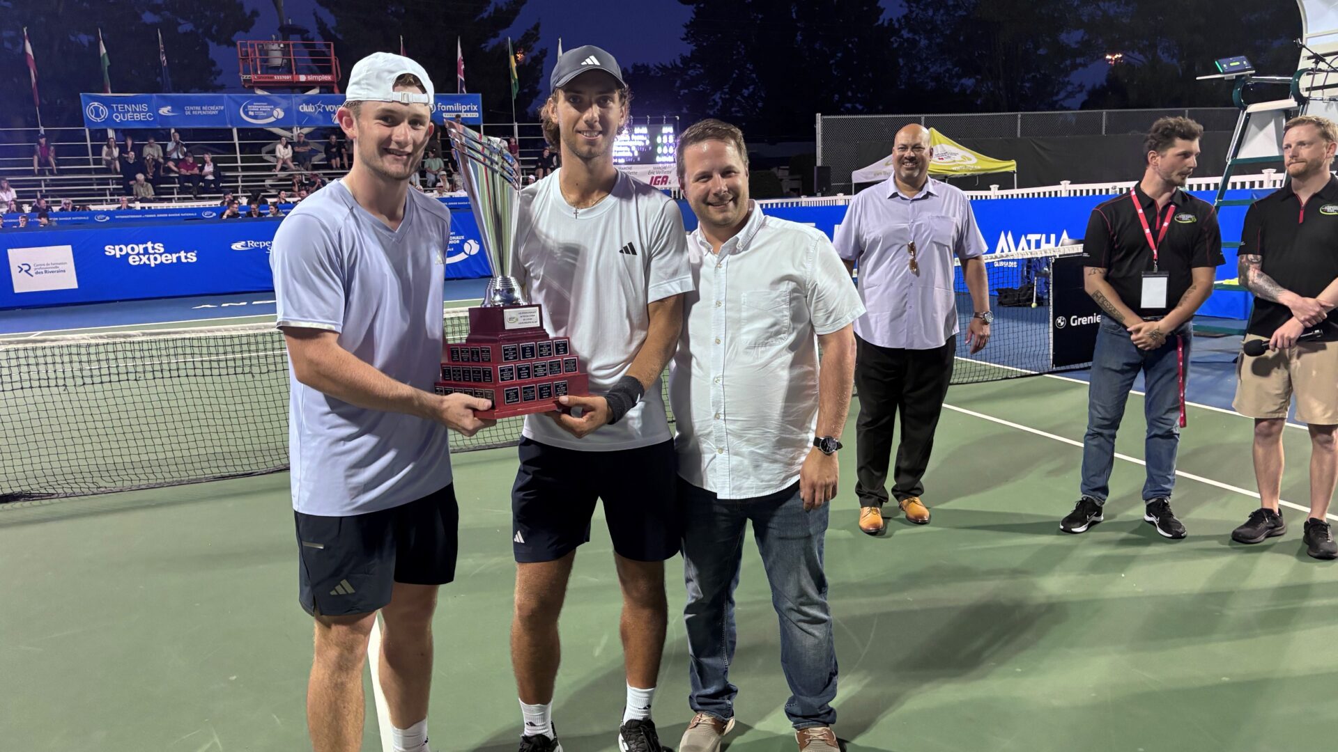 Les joueurs ont reçu le trophée des mains du maire Nicolas Dufour.