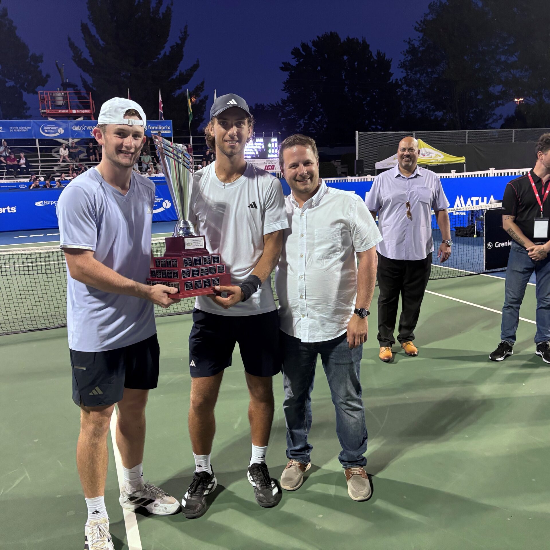 Les joueurs ont reçu le trophée des mains du maire Nicolas Dufour.