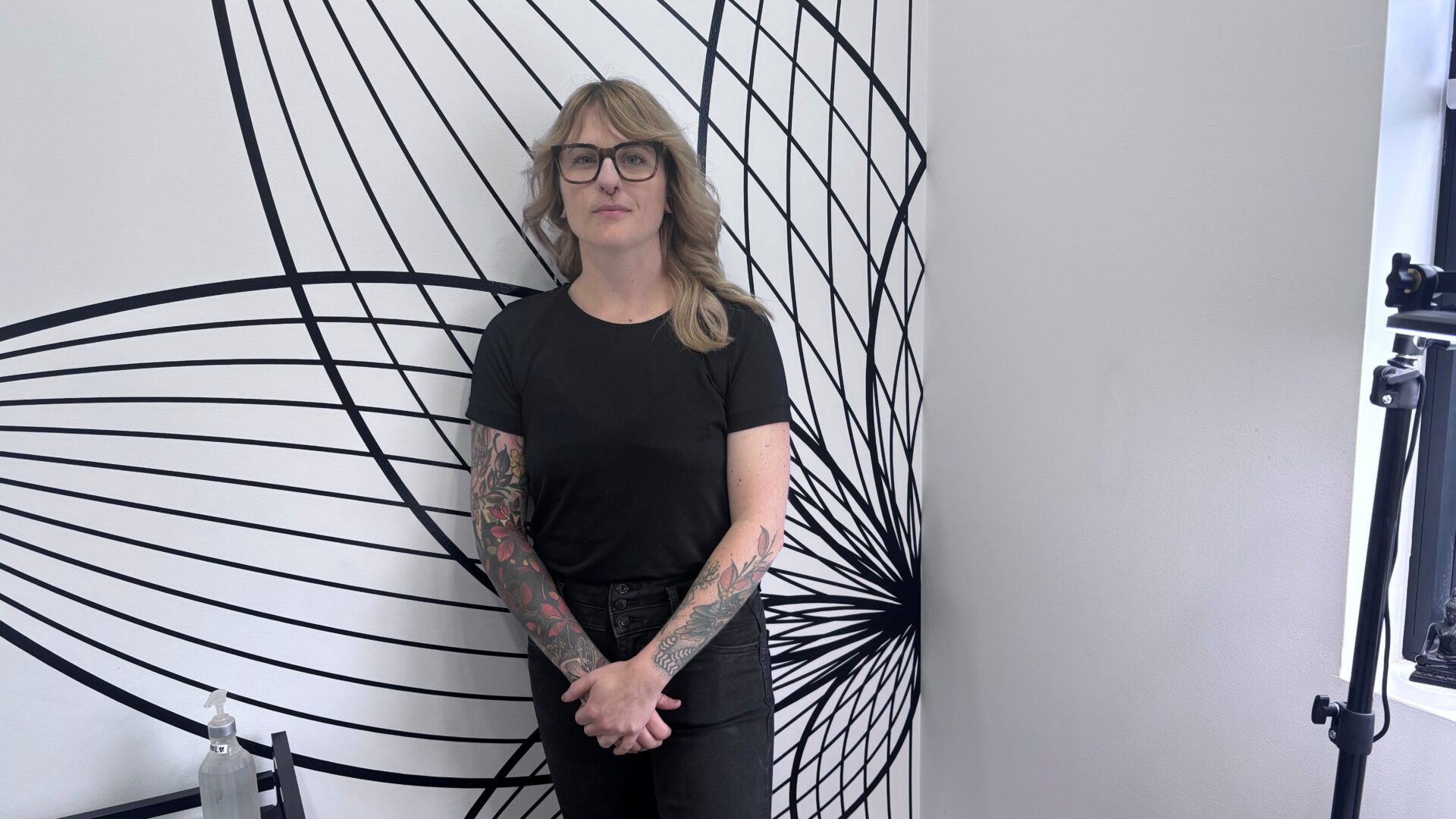 Cette jeune femme occupe le métier de coiffeuse depuis 18 ans, mais elle s’est toujours tournée vers l’art avec son commerce Lotus Noir Beauté. Crédit photo Médialo Pierre Chartier.