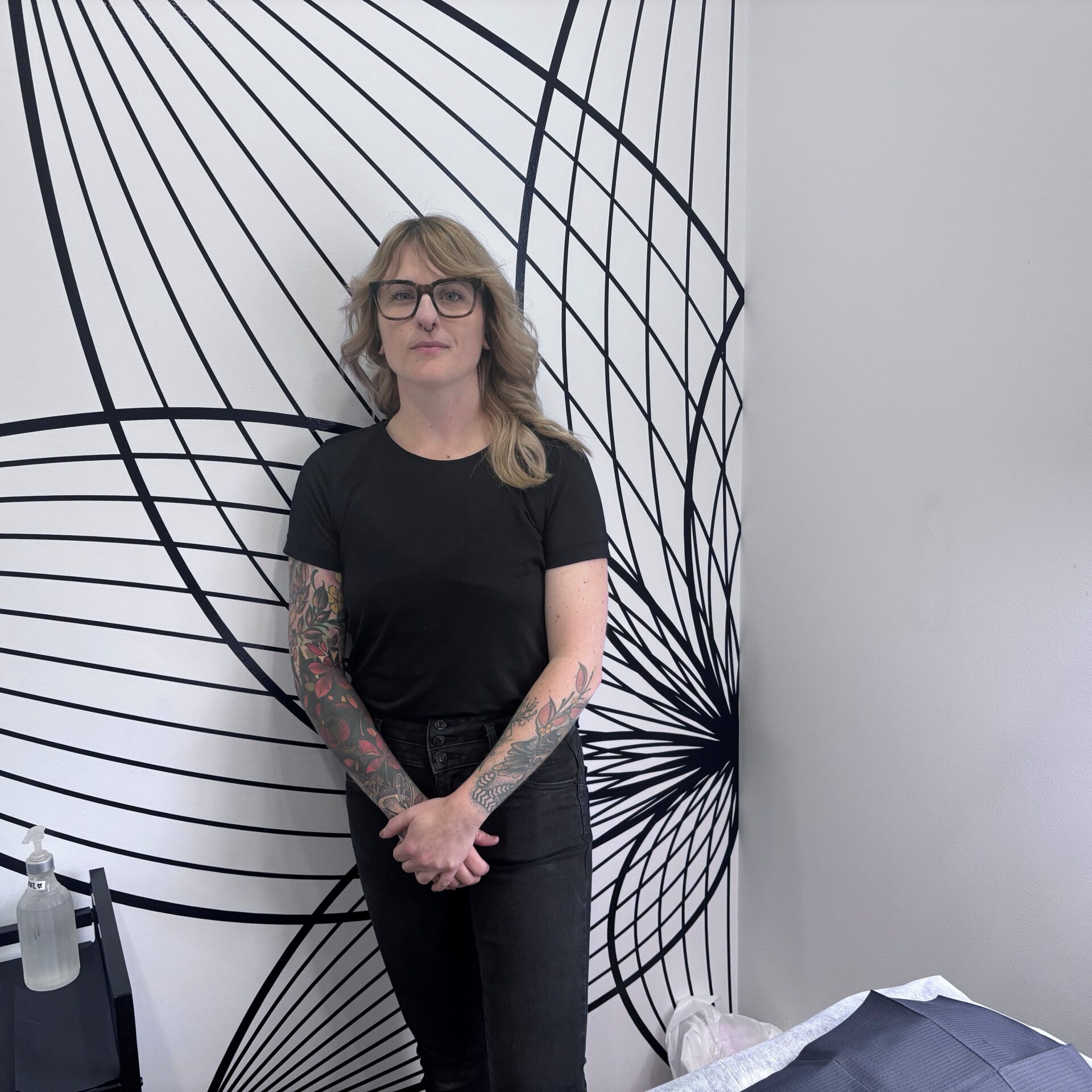 Cette jeune femme occupe le métier de coiffeuse depuis 18 ans, mais elle s’est toujours tournée vers l’art avec son commerce Lotus Noir Beauté. Crédit photo Médialo Pierre Chartier.