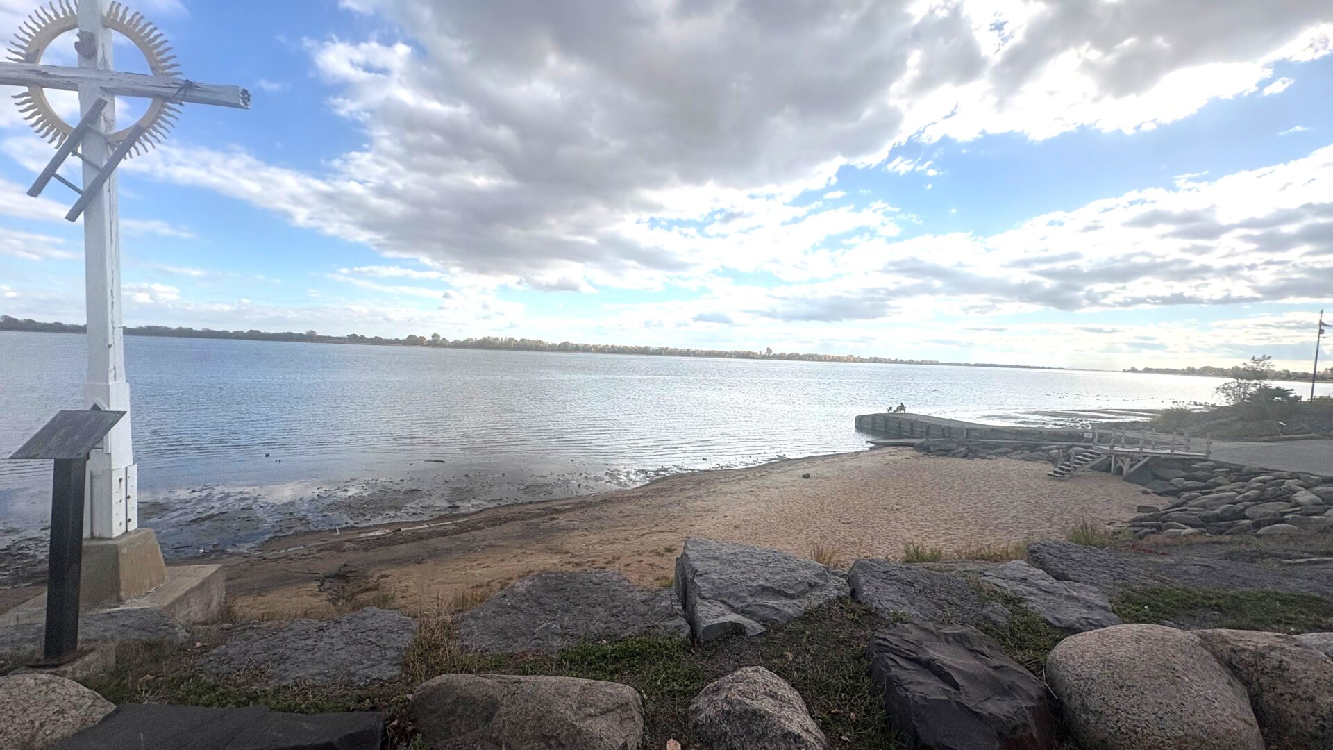 La municipalité souhaite aménager un parc riverain afin de redonner l'accès au fleuve aux citoyens et de revitaliser son centre-ville. (Photo Médialo - Marie-Christine Gaudreau) 