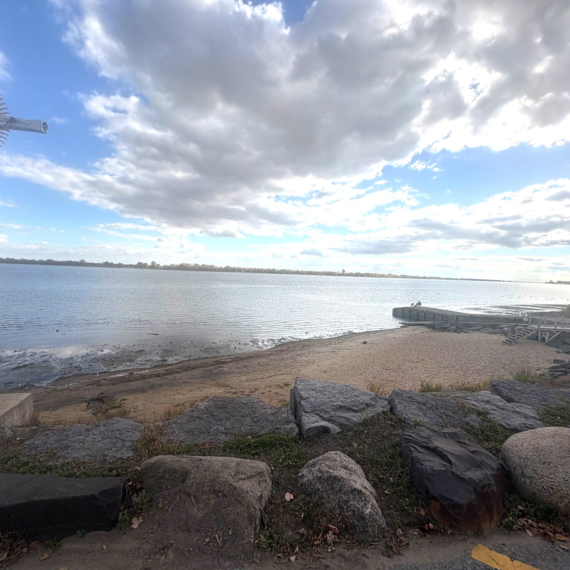 La municipalité souhaite aménager un parc riverain afin de redonner l'accès au fleuve aux citoyens et de revitaliser son centre-ville. (Photo Médialo - Marie-Christine Gaudreau) 