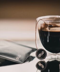 Une tasse de café noir avec l'étiquette Drüp.