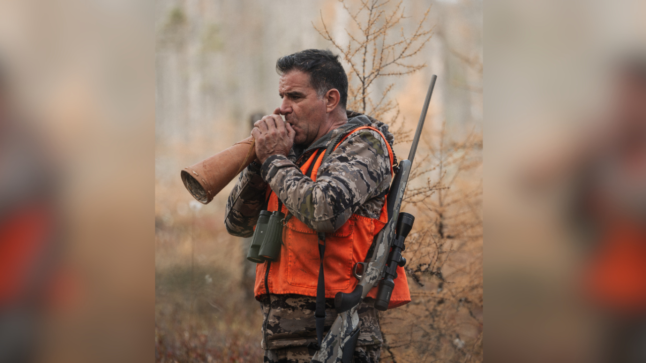 L’auteur Michel Therrien lors d’un récent voyage de chasse à l’orignal et pratiquant l’appel. (Photo : Alex Côté)