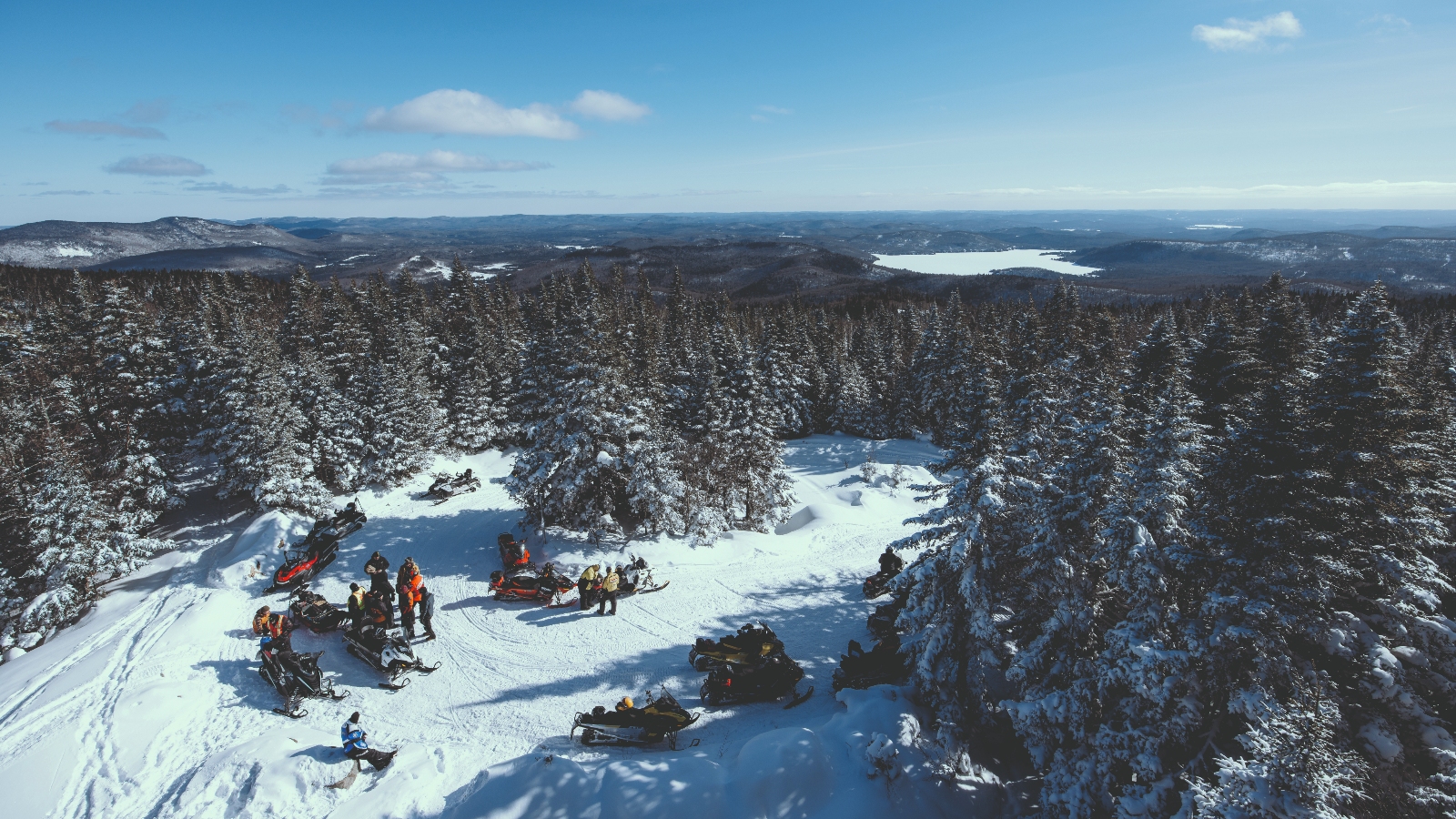 Motoneige à la montagne Noire. (Photo : Rouge Move Rouge Marketing)