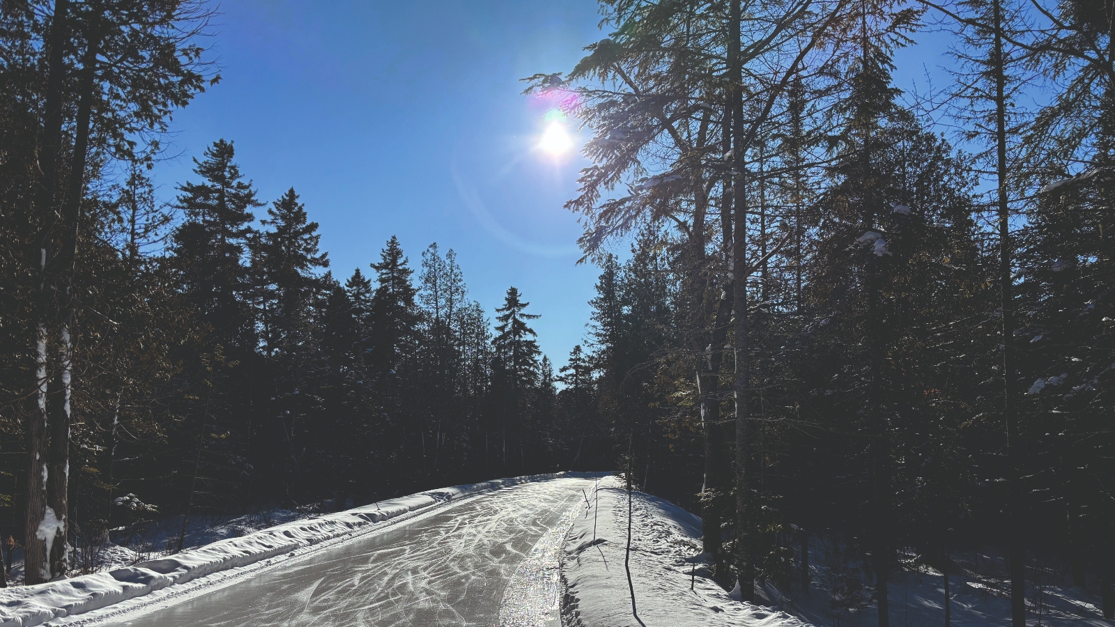 Le sentier glacé au parc des Pionners est un incontournable. (Photos : Marie-Catherine Goudreau)