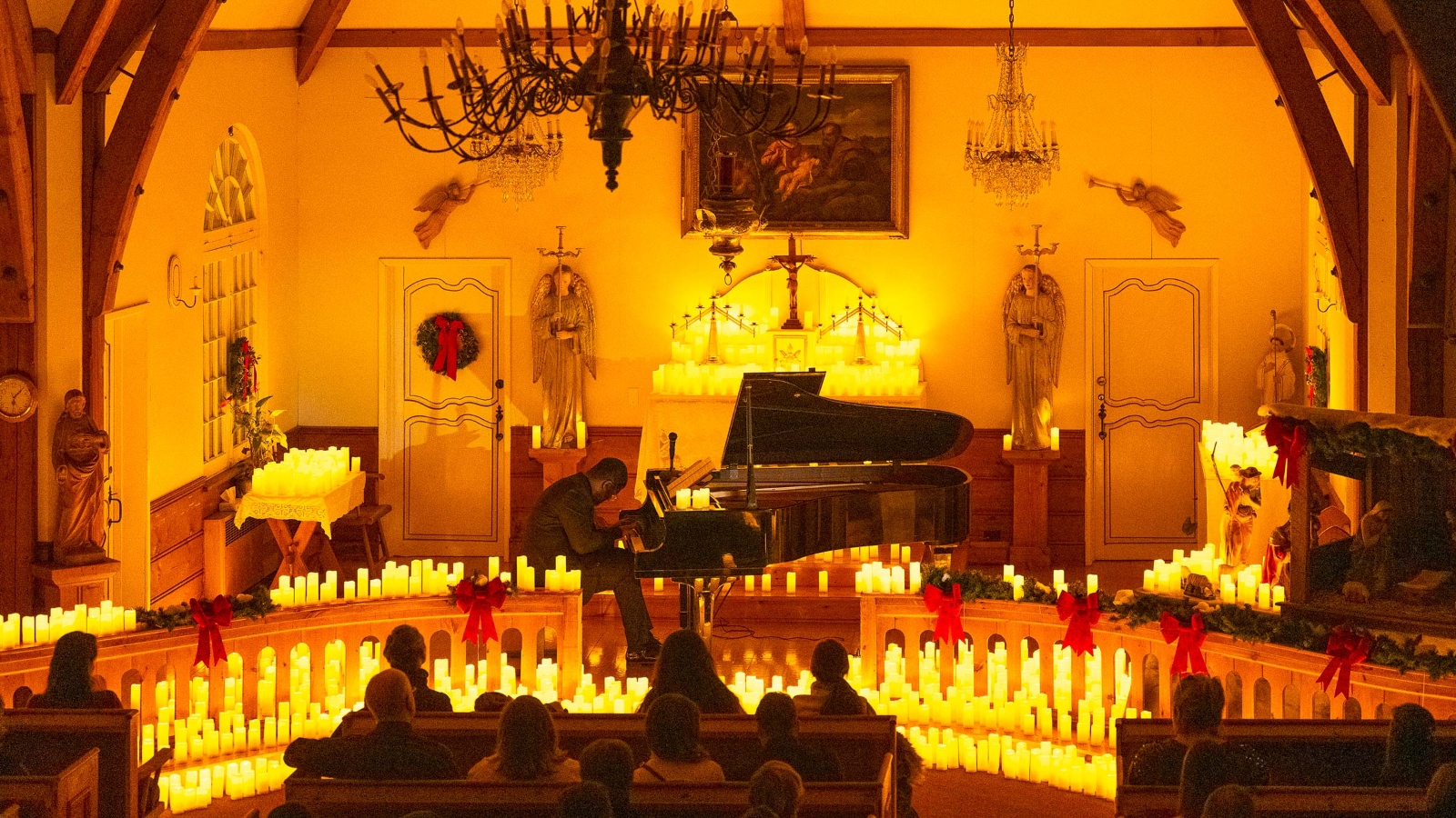 Le concert de piano sous les chandelles Luminosa est de retour à Tremblant pour le temps des Fêtes. (Photo : Tremblant)