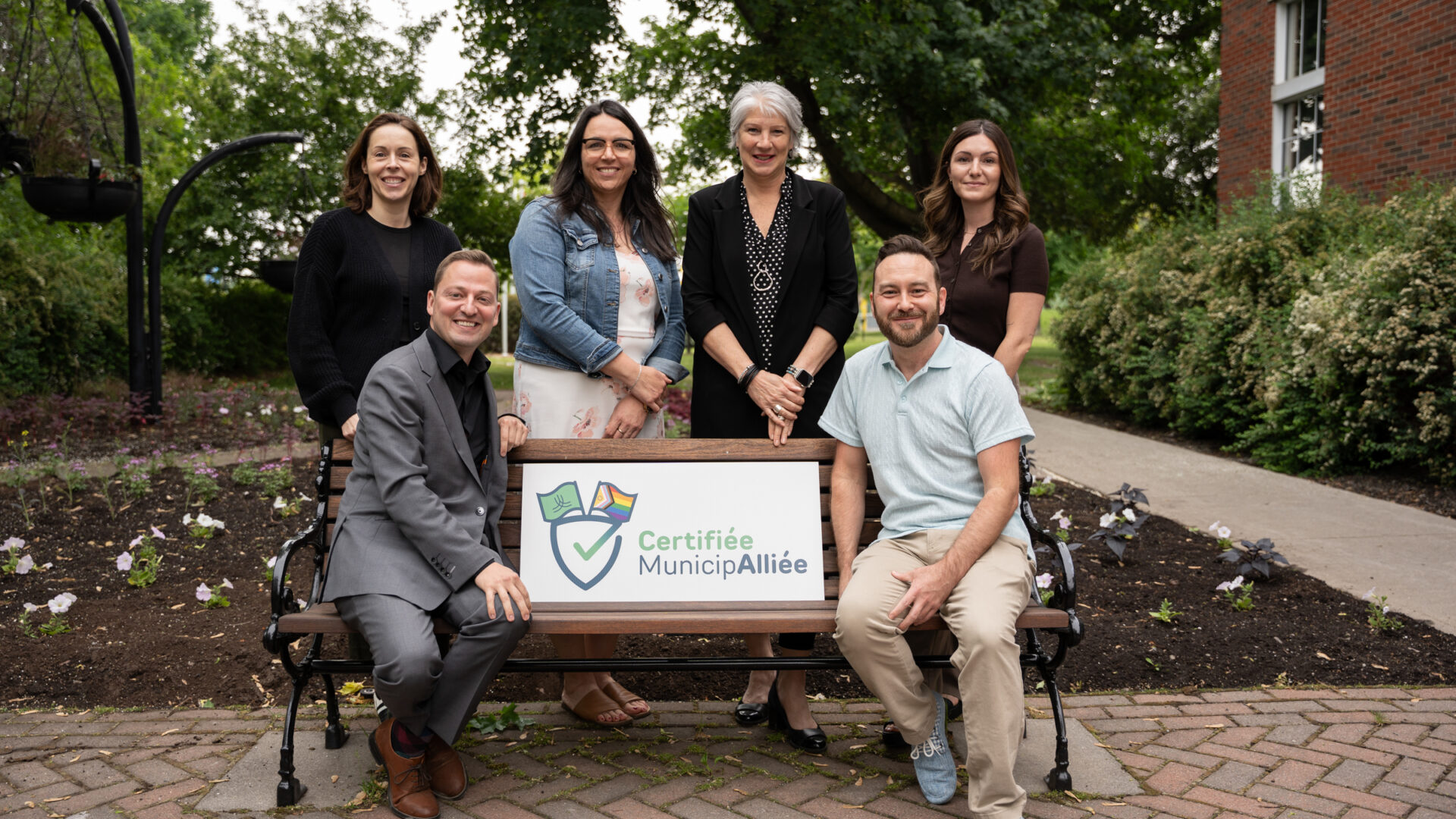 Assis sur le banc : le maire Mathieu Traversy et le directeur général du Néo, Mathieu Fournel. Debout : Joëlle Paiement, conseillère en développement social ; Mélanie Drapeau, chef de division des activités récréatives et communautaires ; Hélène Akzam, directrice des ressources humaines ; et Valérie Boyer, directrice adjointe du Néo. Photo gracieuseté - Ville de Terrebonne