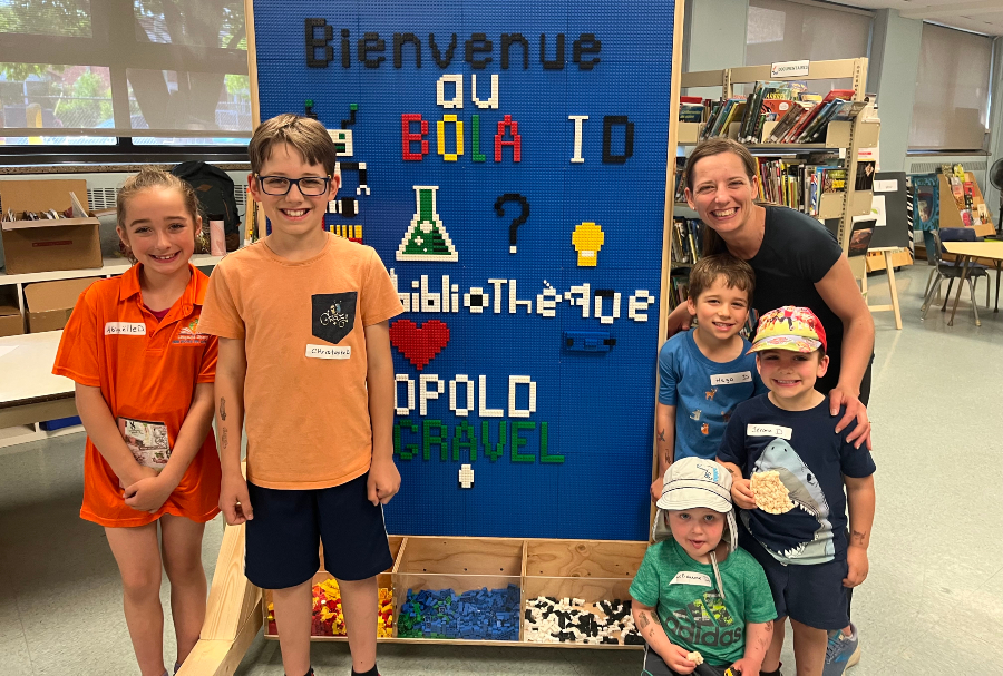 Ensemble, la famille a créé ce panneau à partir de récupération.