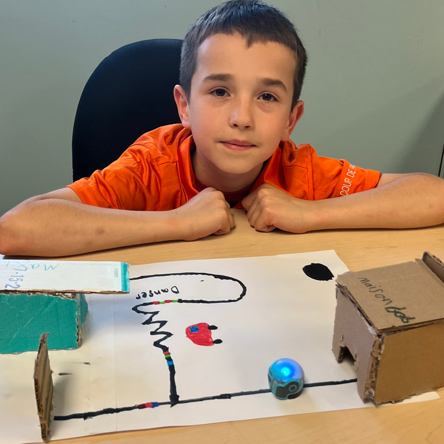 À 10 ans, Axel a créé un robot qui circule en fonction de la couleur sur le papier.