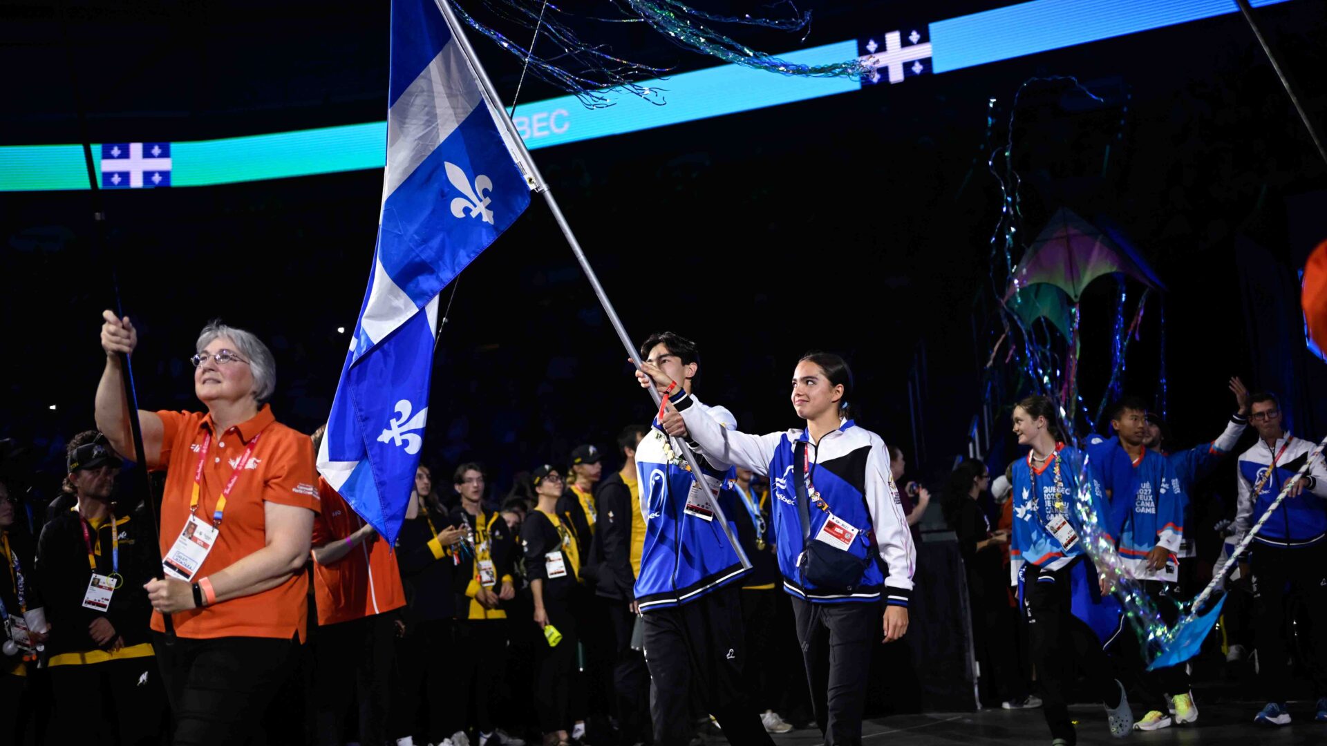 Samuel Talbot et Andrea Escobar étaient les porte-drapeaux de la délégation québécoise lors de la cérémonie de clôture des Jeux du Canada. (Photo gracieuseté Eric Barlett)