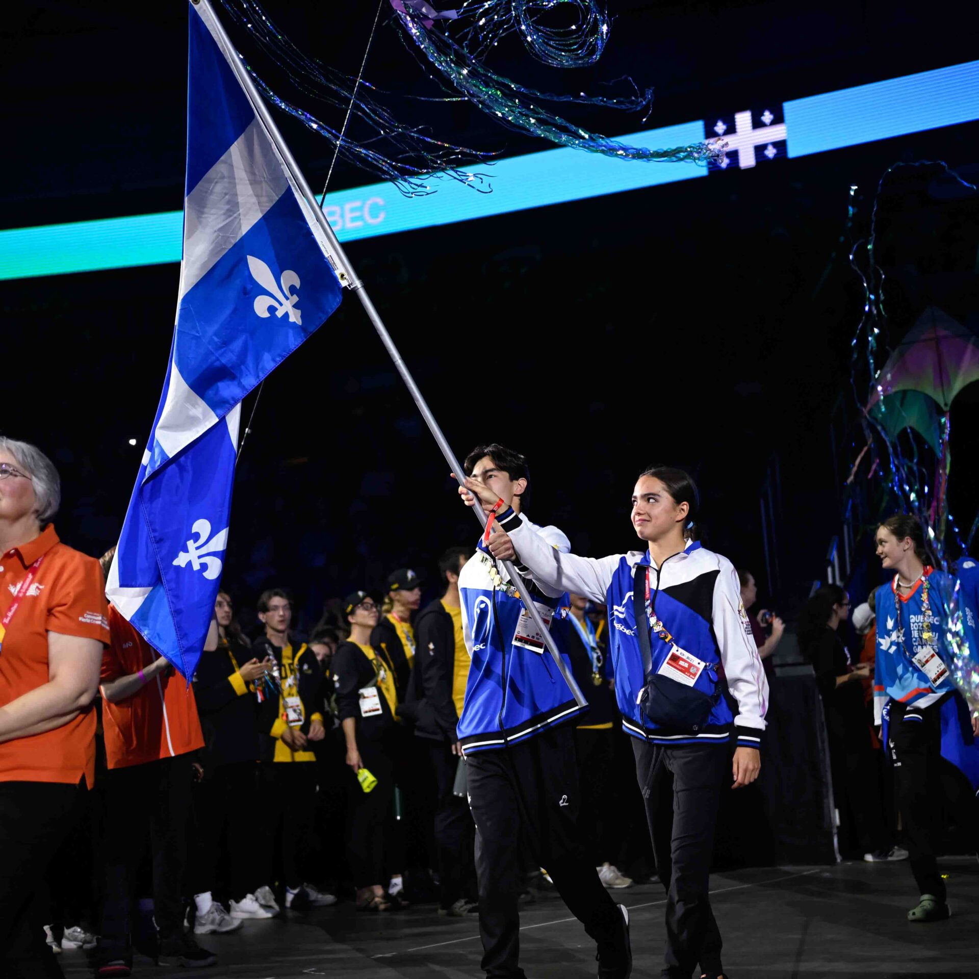 Samuel Talbot et Andrea Escobar étaient les porte-drapeaux de la délégation québécoise lors de la cérémonie de clôture des Jeux du Canada. (Photo gracieuseté Eric Barlett)