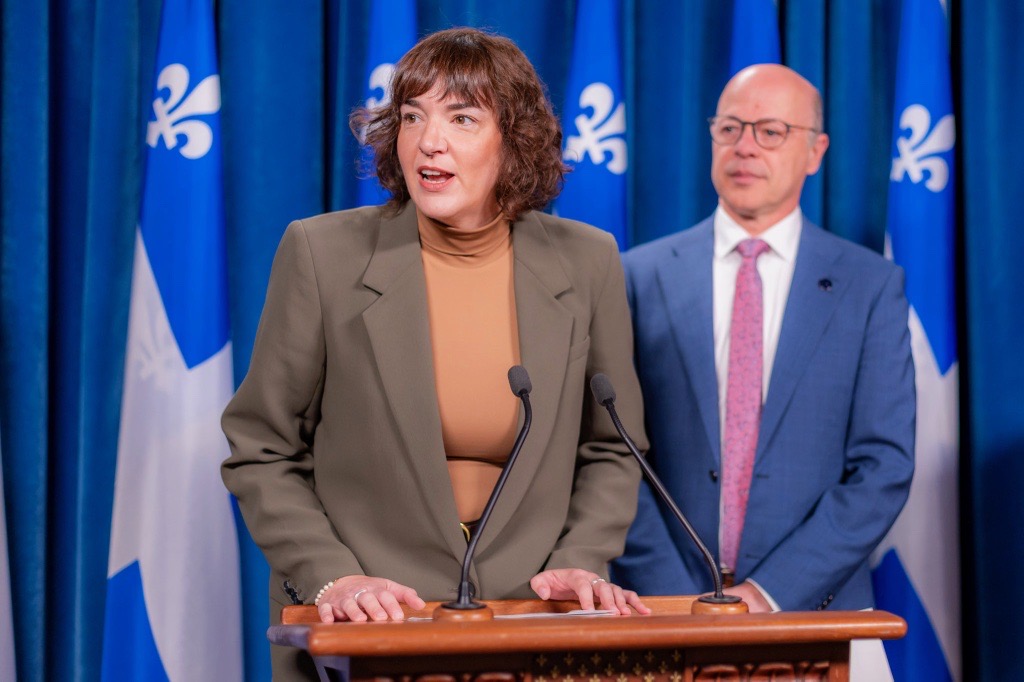 La députée de Terrebonne Catherine Gentilcore appuie une pétition pour le financement des Cégeps. (Photo gracieuseté)