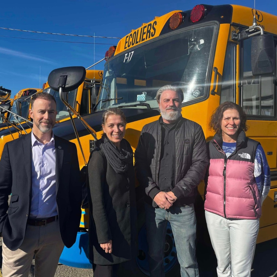 M. Lemay et Mme Lecours avec les dirigeants de l’entreprise Autobus R&M. (Photo gracieuseté)